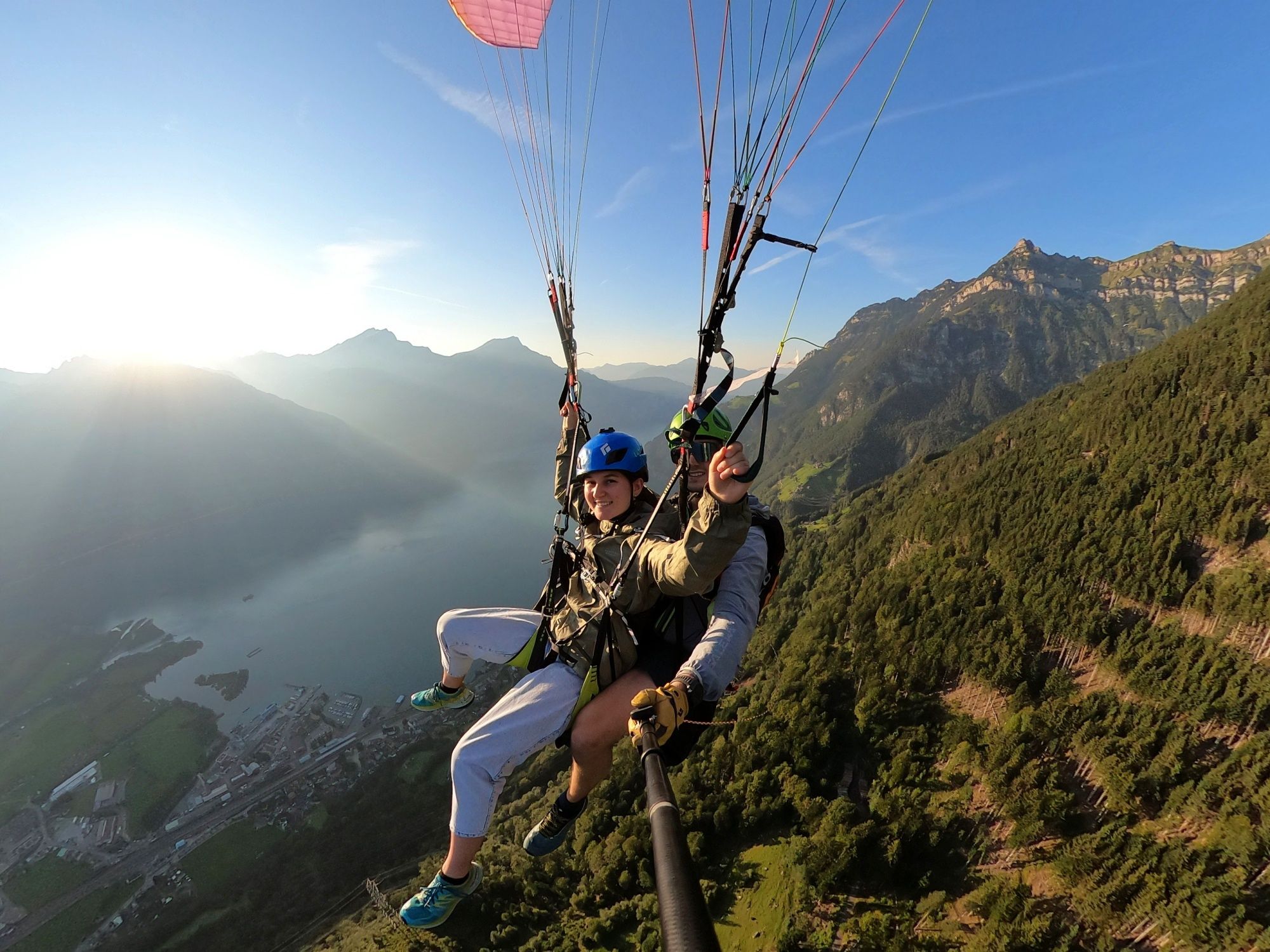 パラグライダー：エッグベルゲン上空のタンデムフライト、湖と周囲の山々の景色を楽しむ。