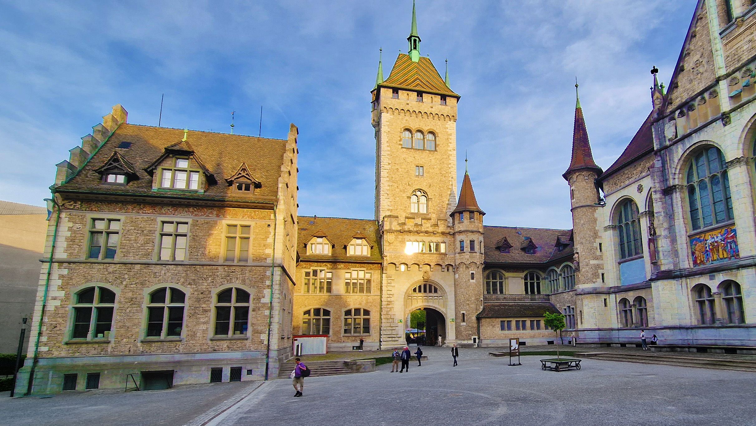 취리히: 시내 관광 중 스위스 국립박물관의 역사적인 건물 발견하기.