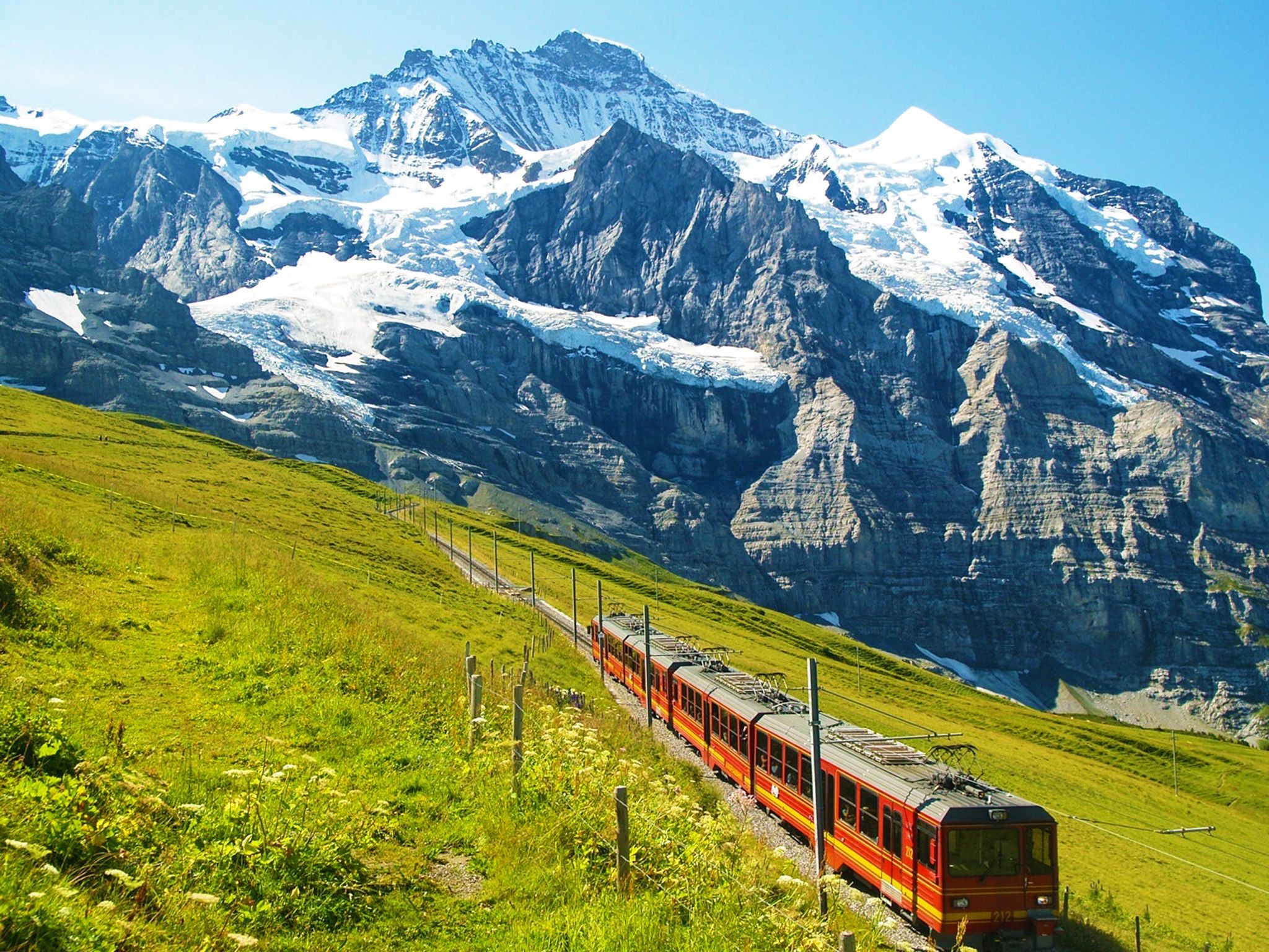 Jungfraujoch: Genuss der Zugfahrt durch die beeindruckende Berglandschaft in der Schweiz.