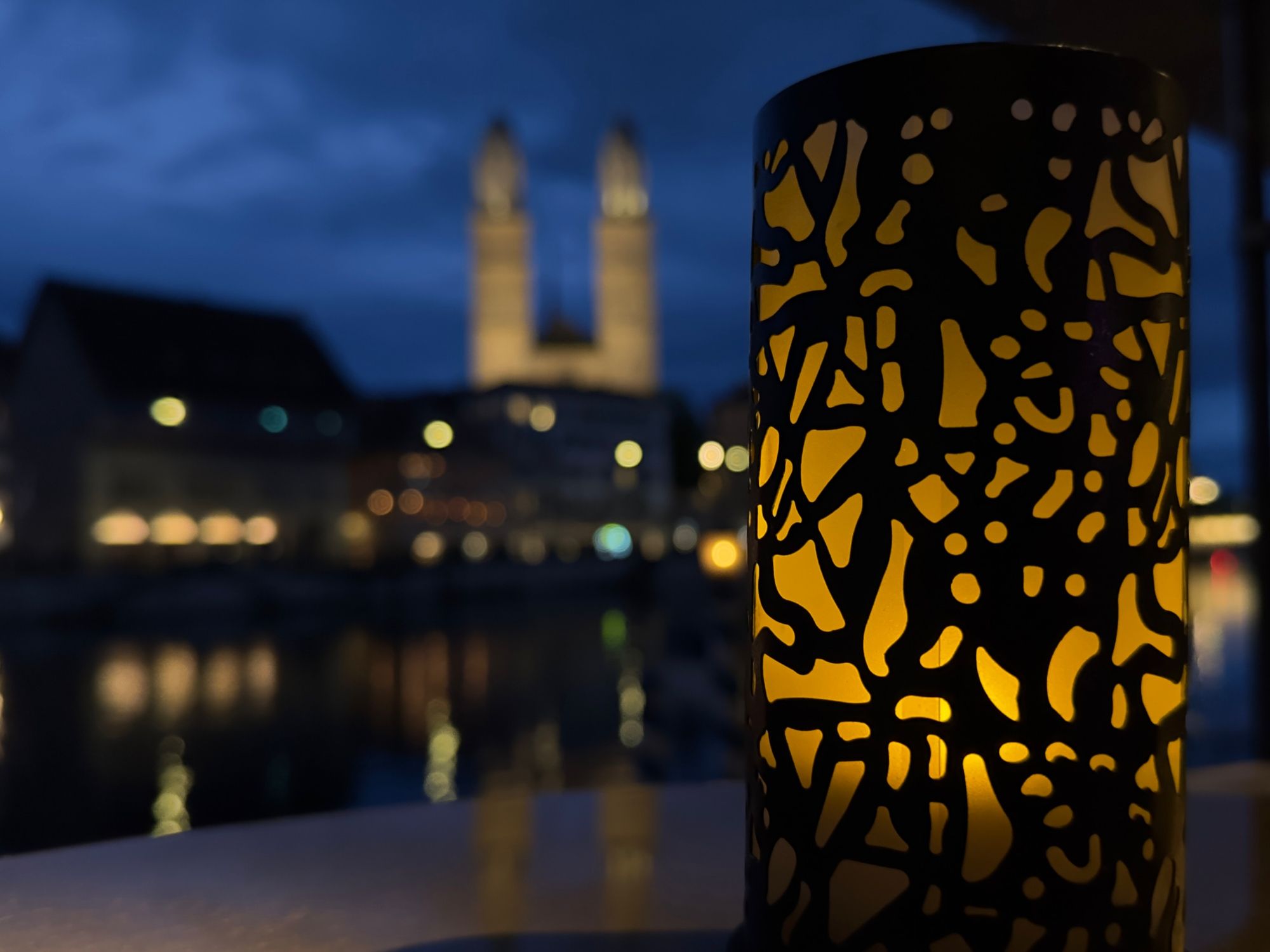 야간 촬영: 따뜻한 조명과 도시 배경을 가진 세련된 사진 촬영 분위기