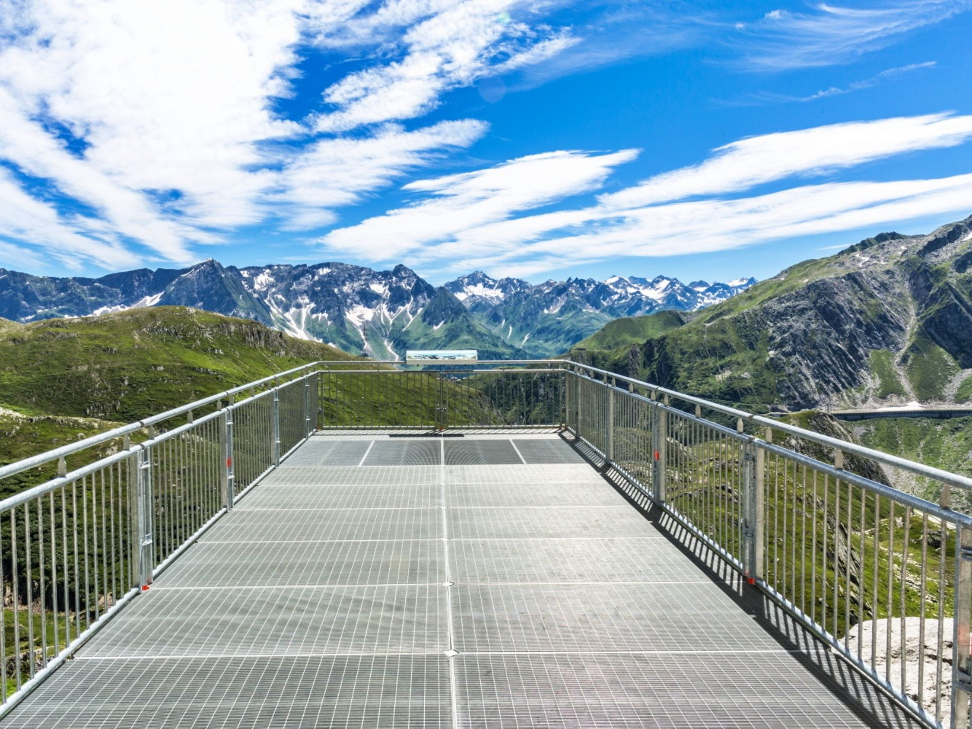 Terrasse San Gottardo avec une vue magnifique sur les montagnes et la nature en été.