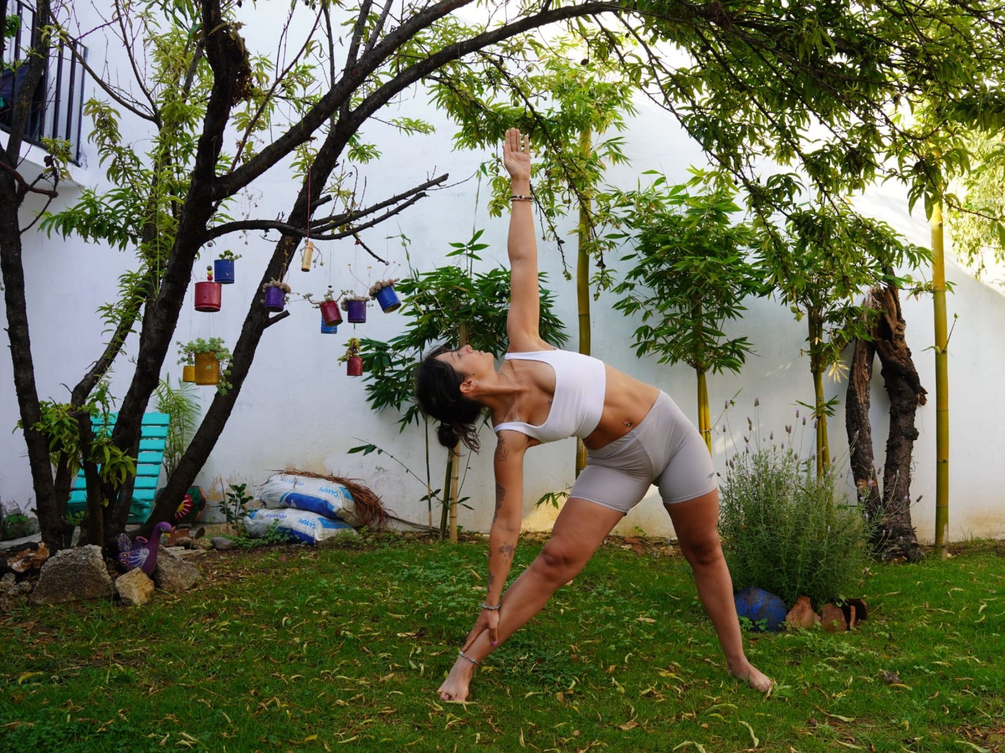 เซสชันโยคะกลางแจ้งที่มุ่งเน้นการผ่อนคลายและสัมผัสกับธรรมชาติระหว่างการทำโยคะ.