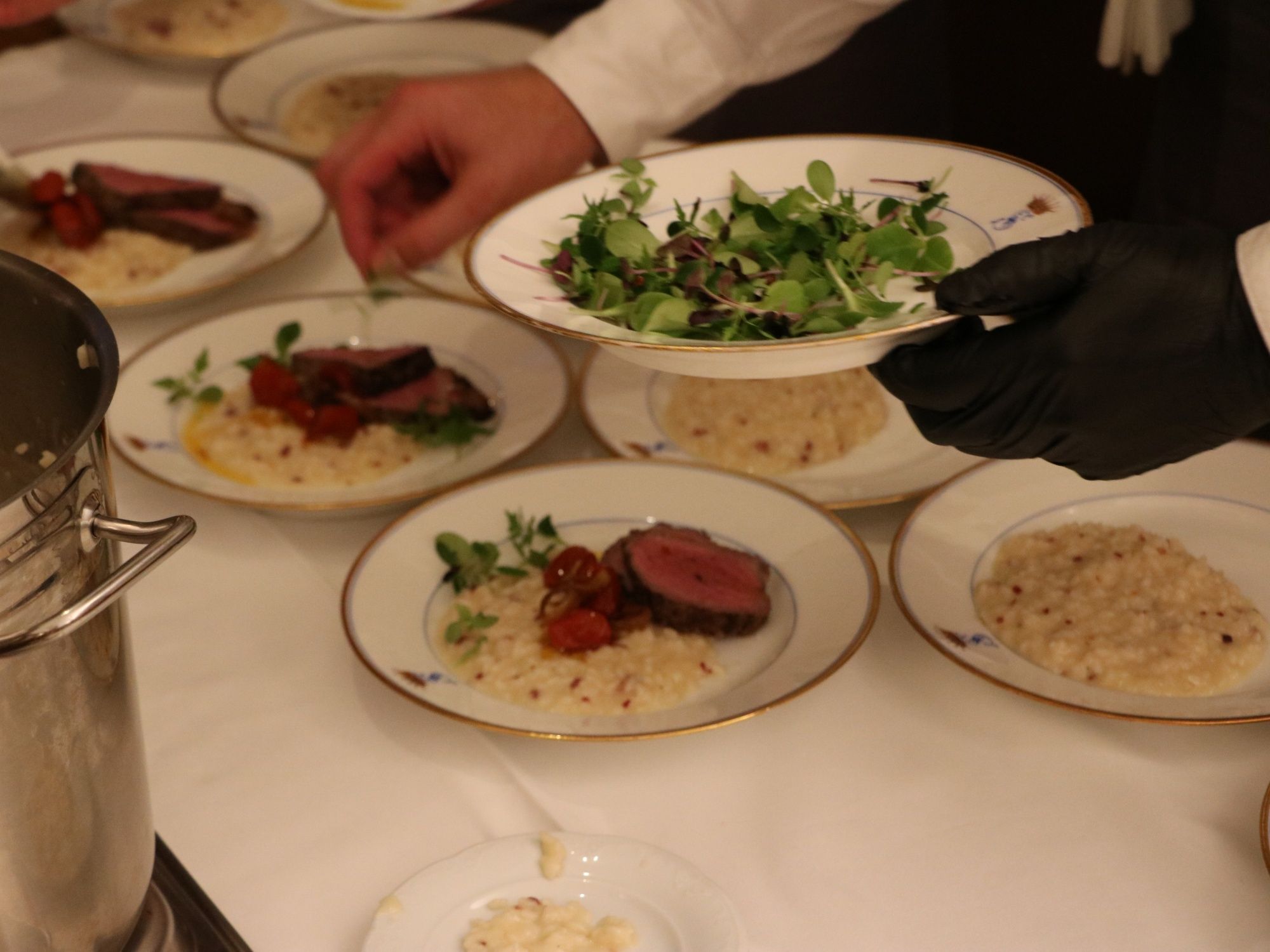 Eten: gastronomisch gerecht met vlees en risotto tijdens een elegante diner