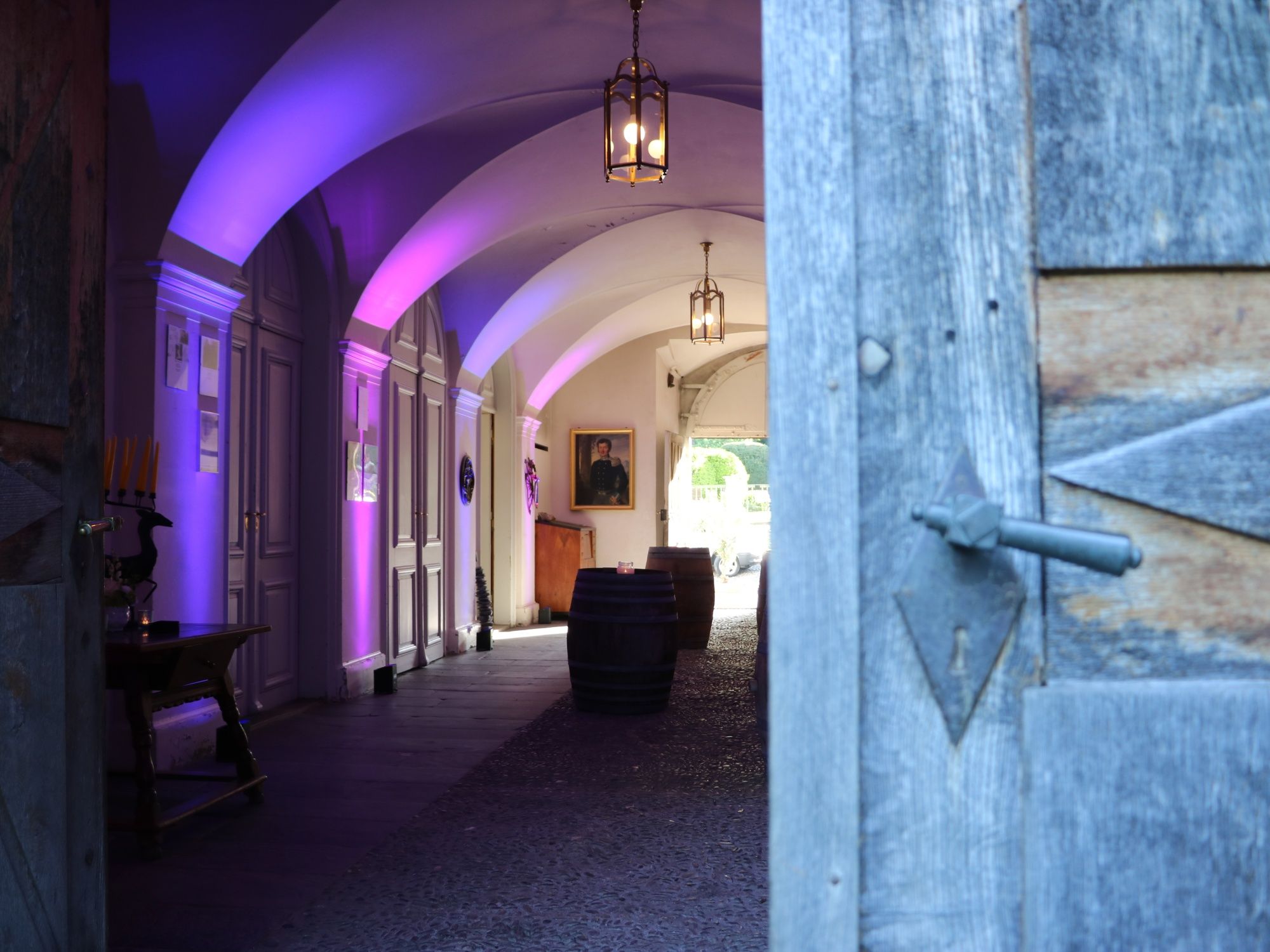 Wijnhuis: Mooie sfeer met wijnrekken, vaten en romantische verlichting op de achtergrond