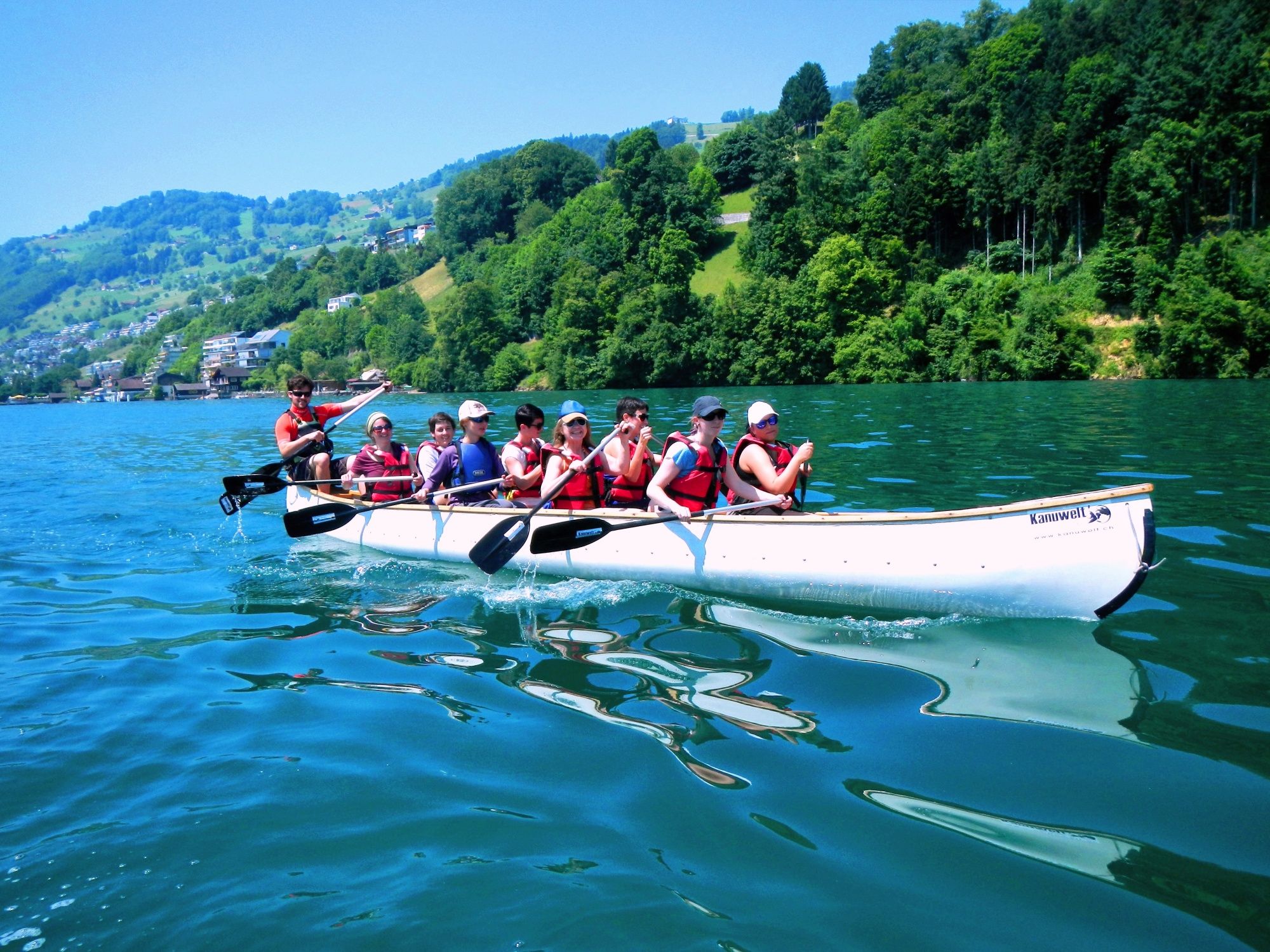 Zespół Kanadyjczyków: aktywność zespołowa na Jeziorze Czterech Kantonów z grupą i przygodą latem.