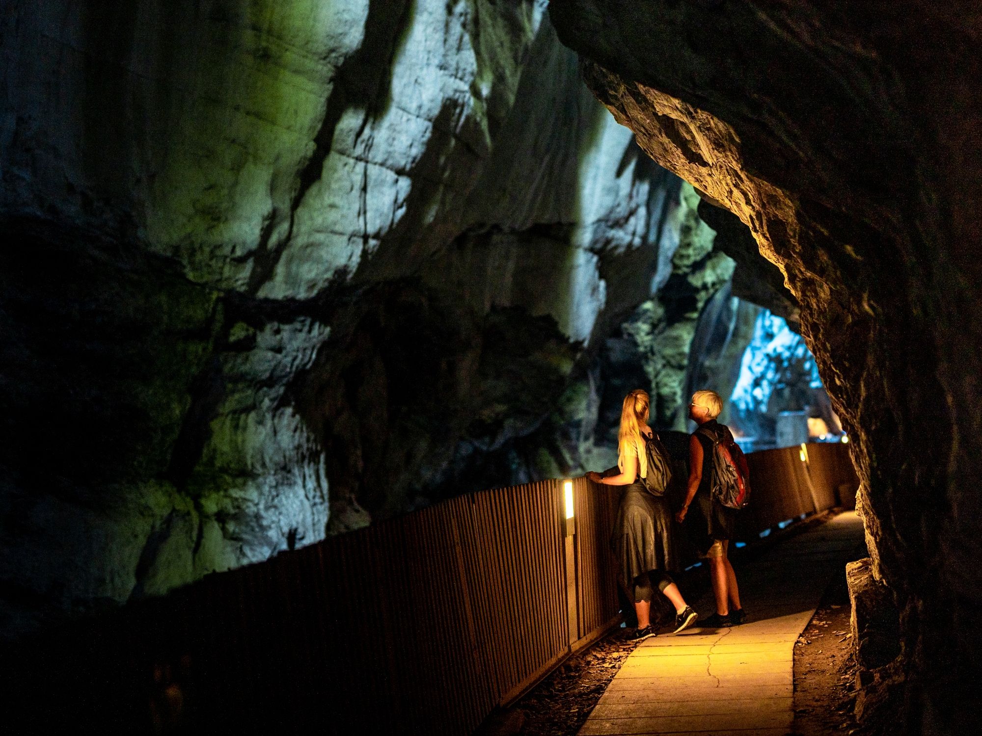 Taminaschlucht: formações rochosas impressionantes e caminhantes no paraíso natural da Suíça.