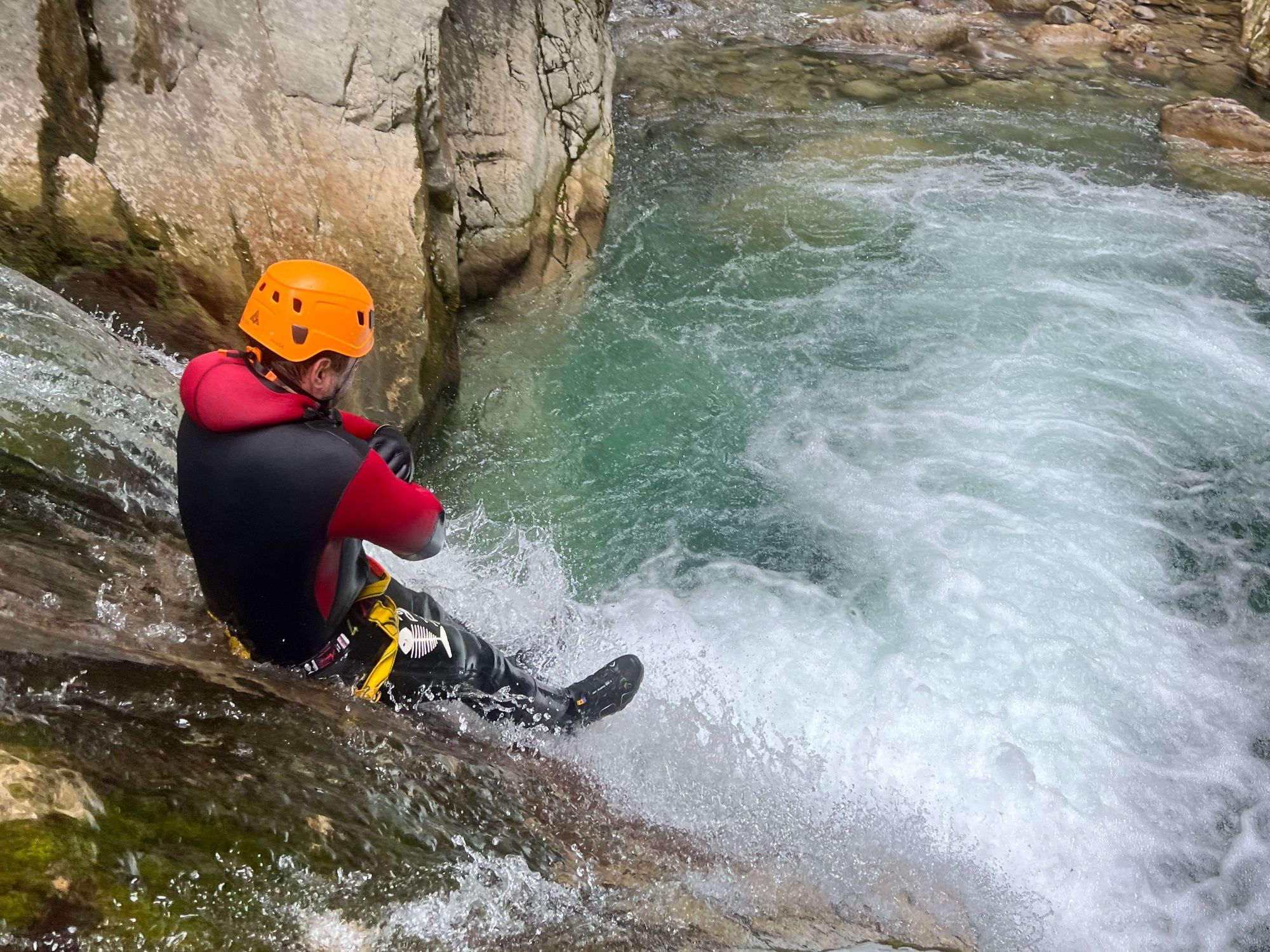 Kajaksejlads: Øvet glidning i krystalklart bjergvand under et eventyr i naturen