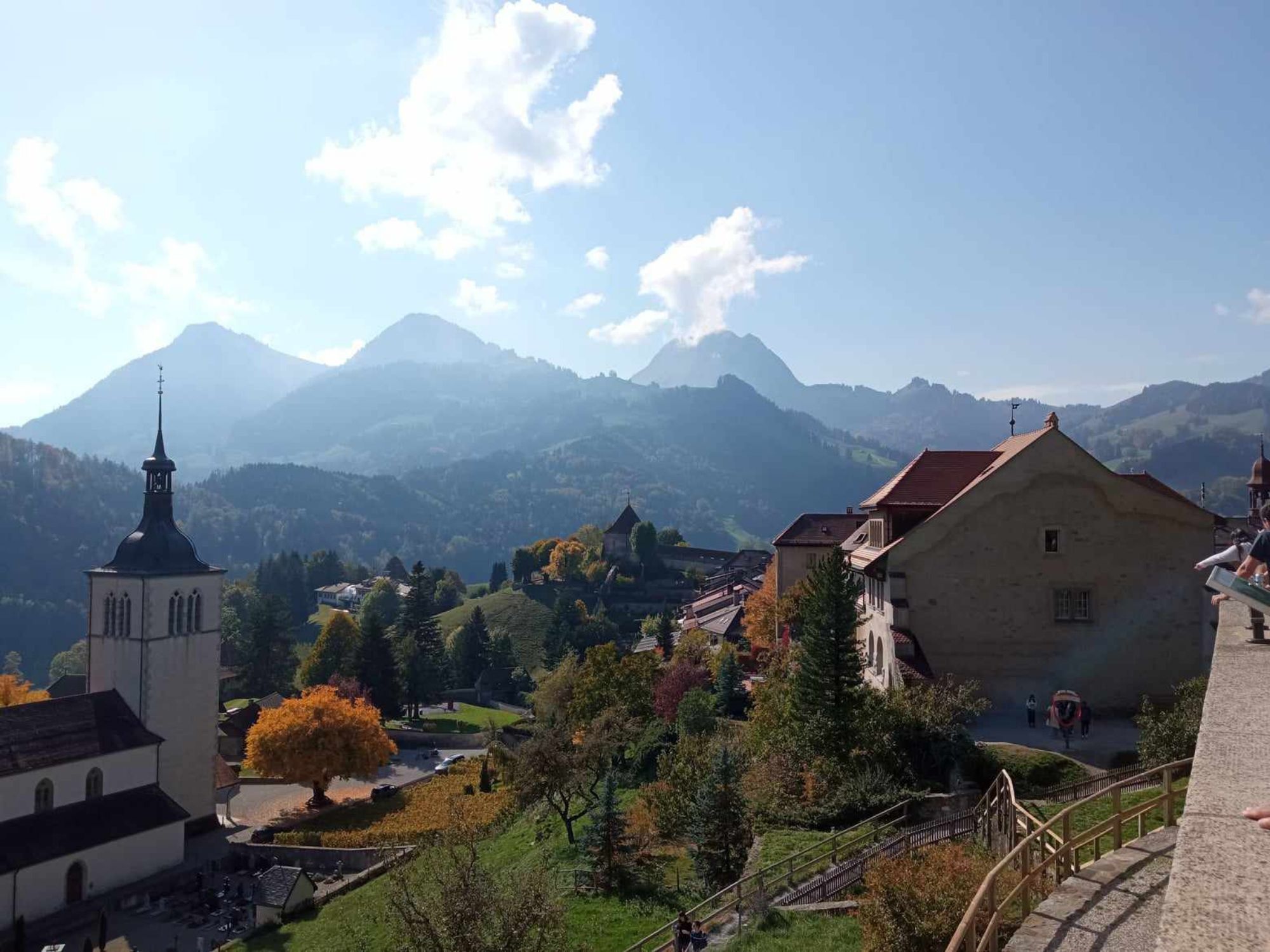 Gruyère: malerisk udsigt over bjergene og den charmerende arkitektur i naturen.