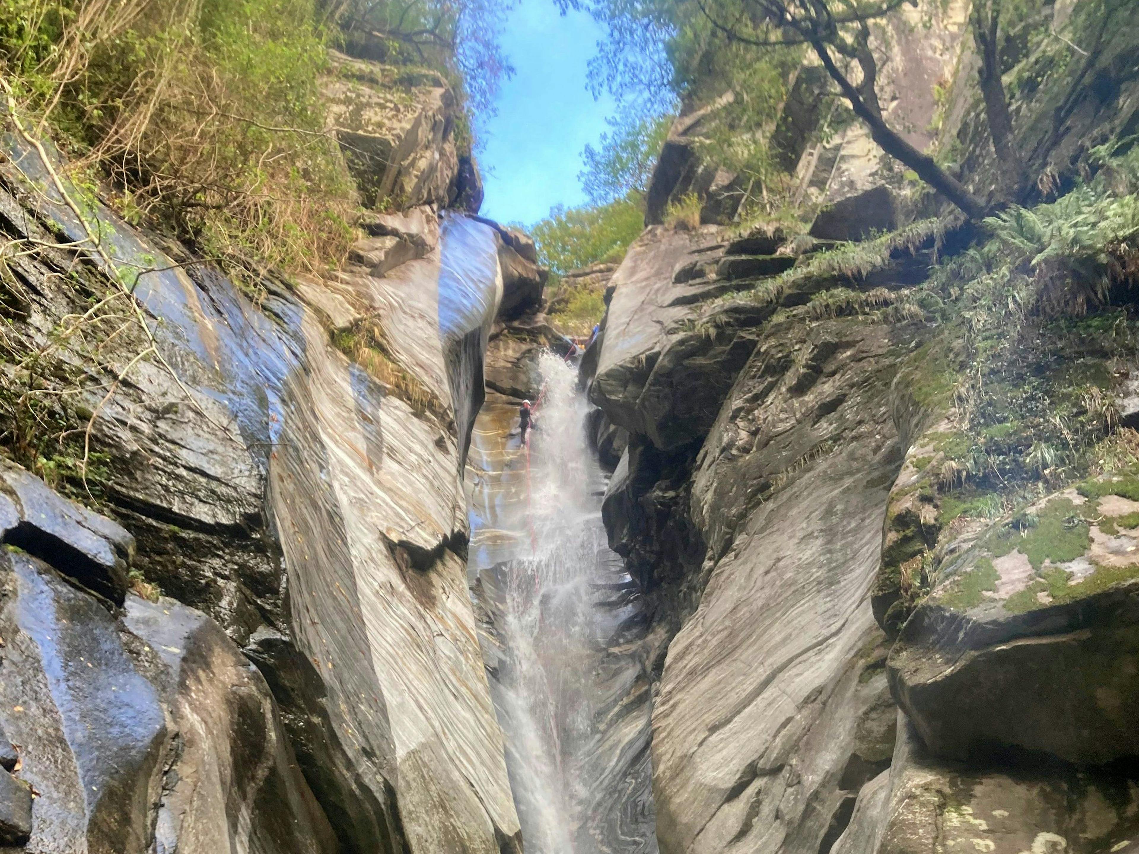 Klettern im Ticino: Entdecke atemberaubende Felsen und die Natur im Sommer.