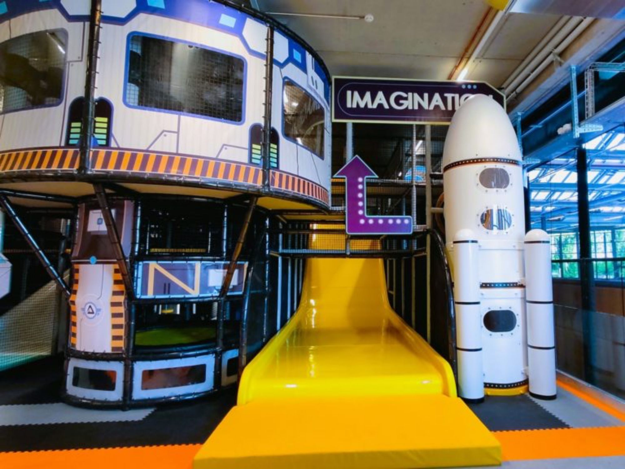 Barnens Lekpark Martigny: Upplev ett spännande lekland med rutschbanor och aktiviteter för barn.