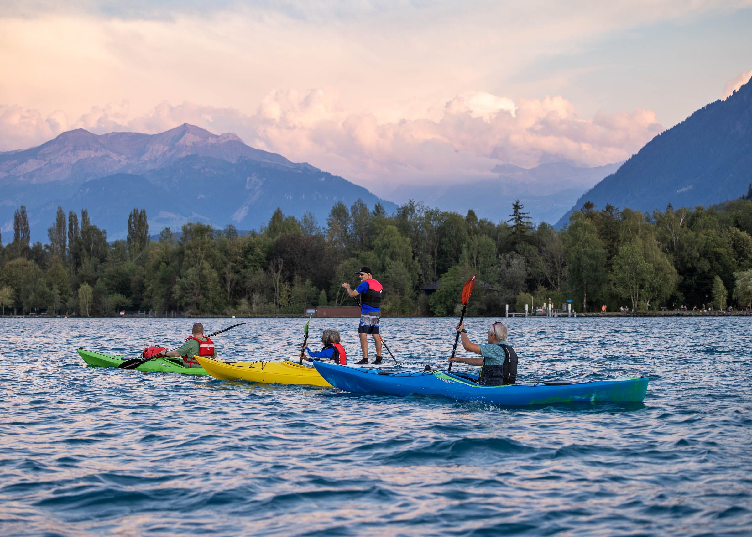 استئجار كاياك: مجموعة من الكاياك على بحيرة ثون، نشاط ترفيهي مثالي في الصيف.