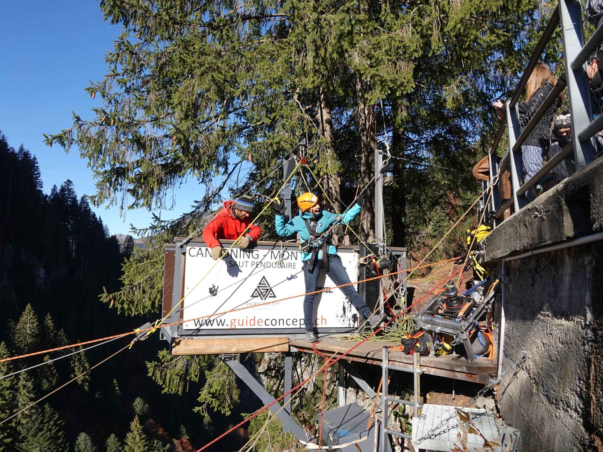 Canyon Swing: Experimenta la emoción del salto en péndulo a gran altura.