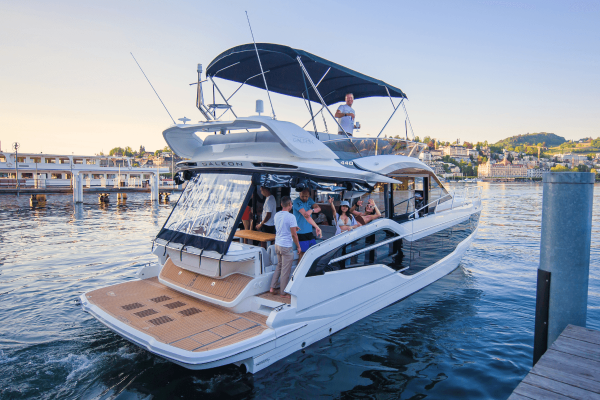 Pelayaran: perjalanan kapal layar yang santai dengan wain dan rakan di tasik, sesuai untuk berkumpul dan romantik.