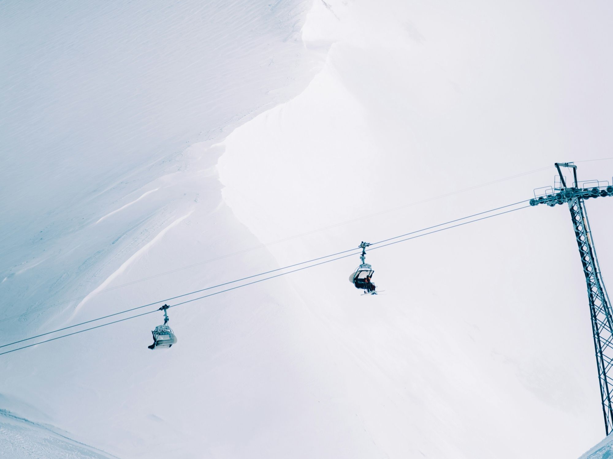 Titlis: Sessellift über schneebedeckte Berge im Winter für unvergessliche Erlebnisse.
