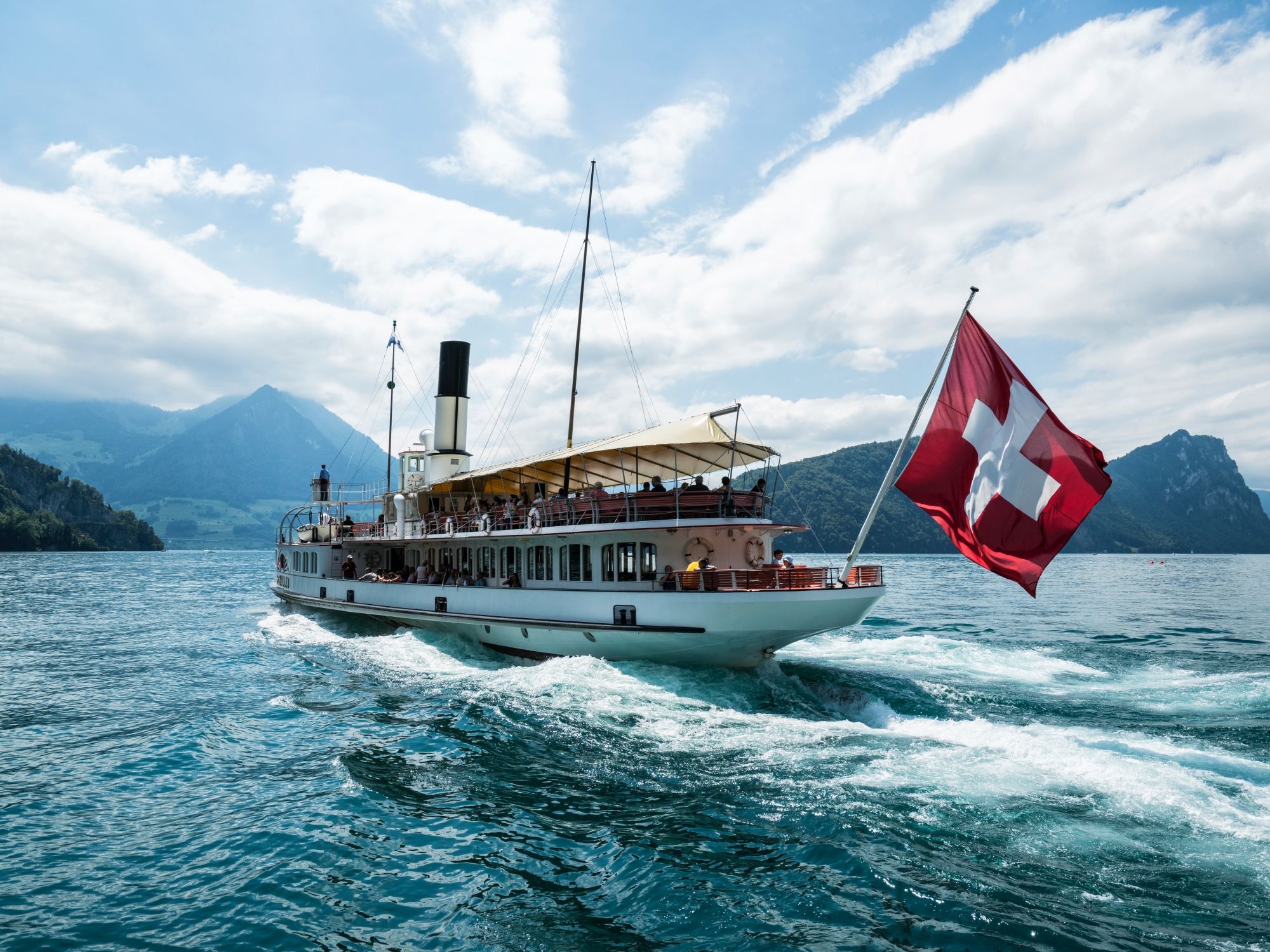Båttur på Vierwaldstättersee till Rigi, koppla av i vacker natur med utsikt över bergen.