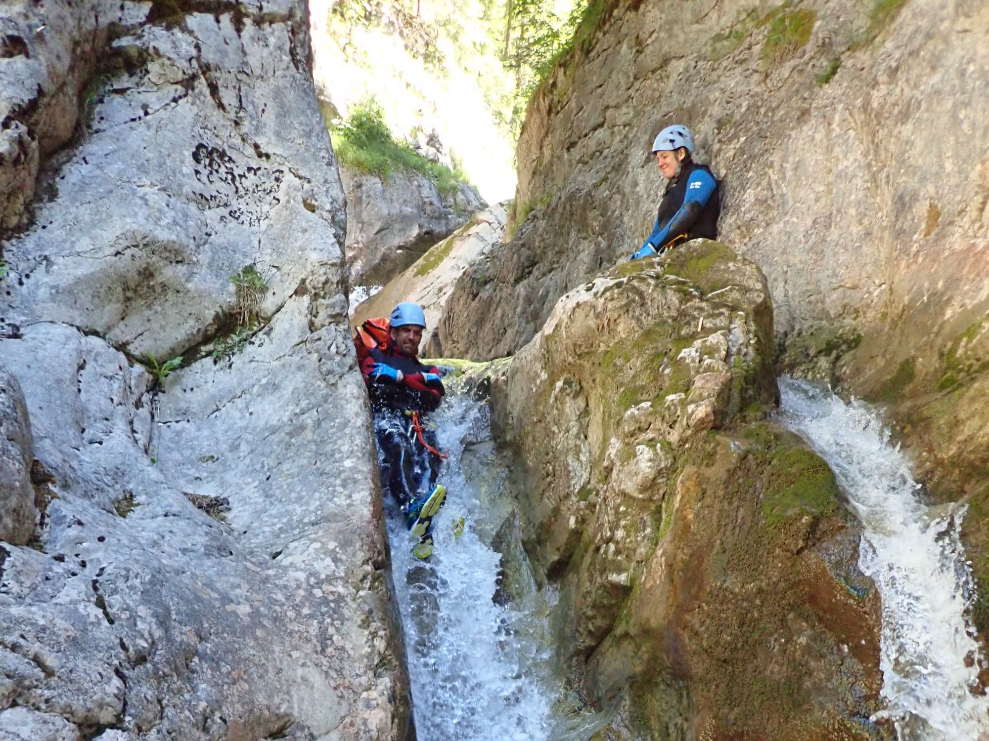 峡谷中的攀岩：在令人印象深刻的自然环境中体验刺激冒险。