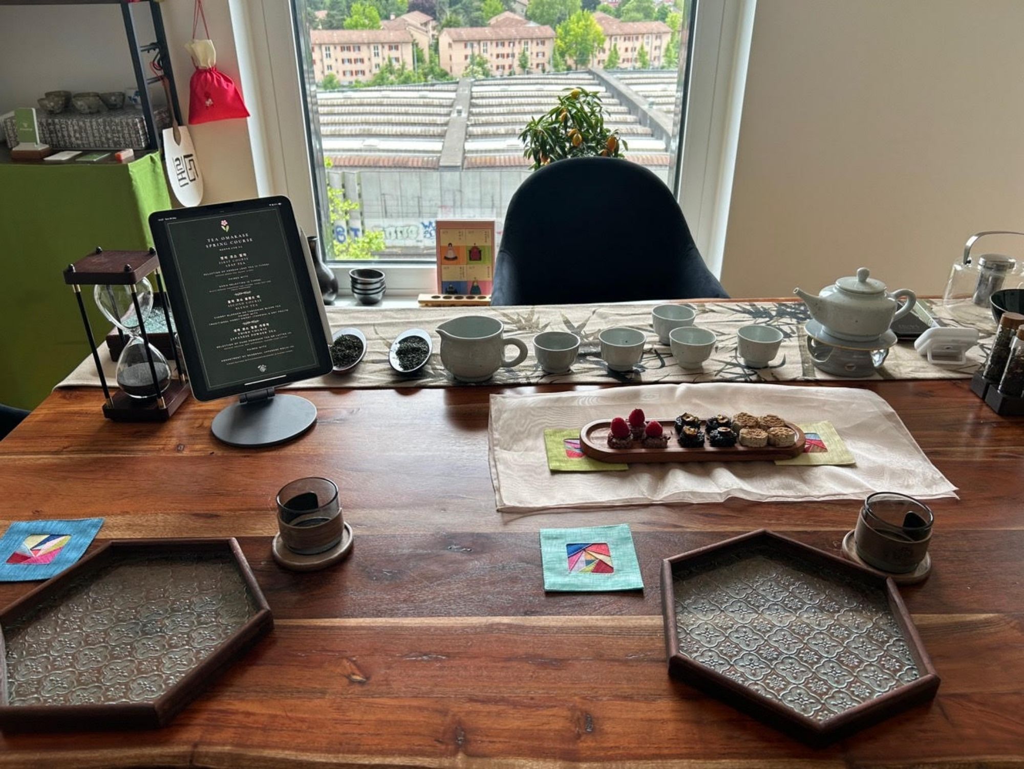 Samimi ortamda çaydanlıklar ve kurabiye ile çay seremonisi masasında