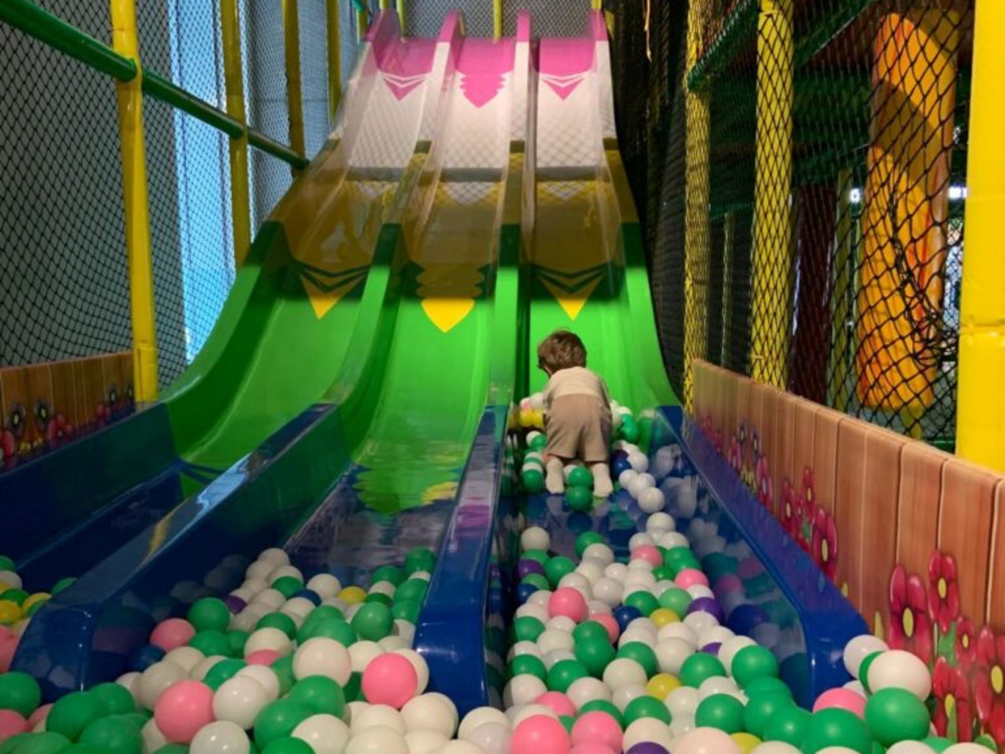 儿童乐园Etoy：为孩子们提供滑梯和五彩球的游乐场