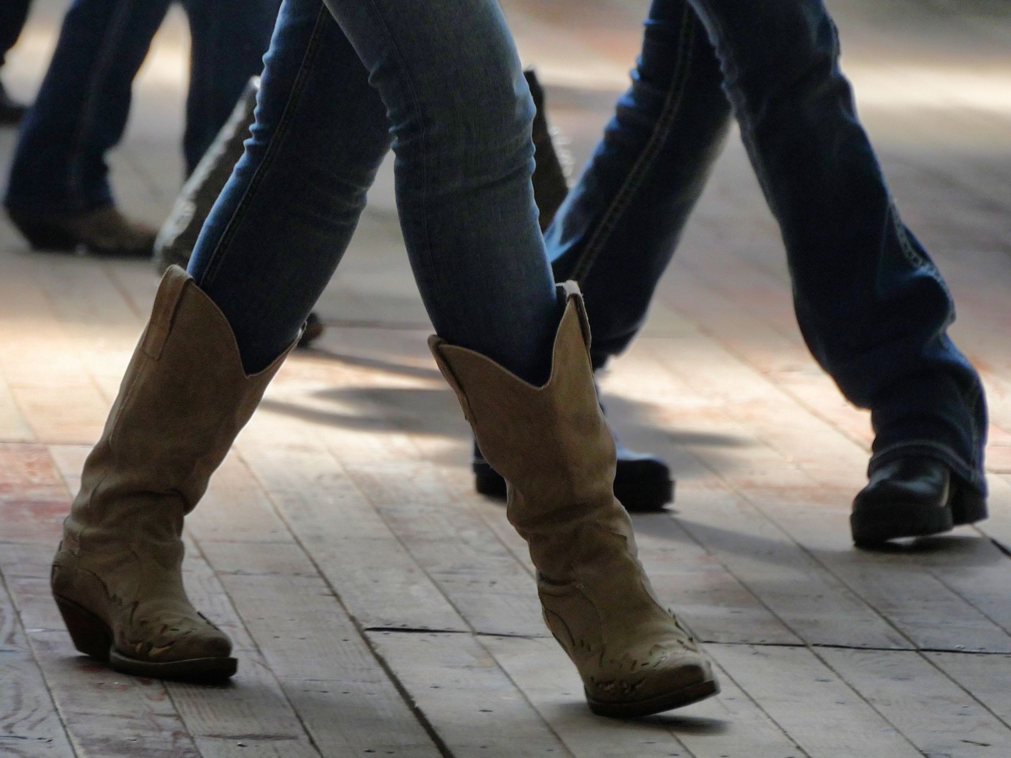 Dança de Salão: Vive os passos rítmicos e o movimento no verão. Dançar ao som de músicas contagiantes.