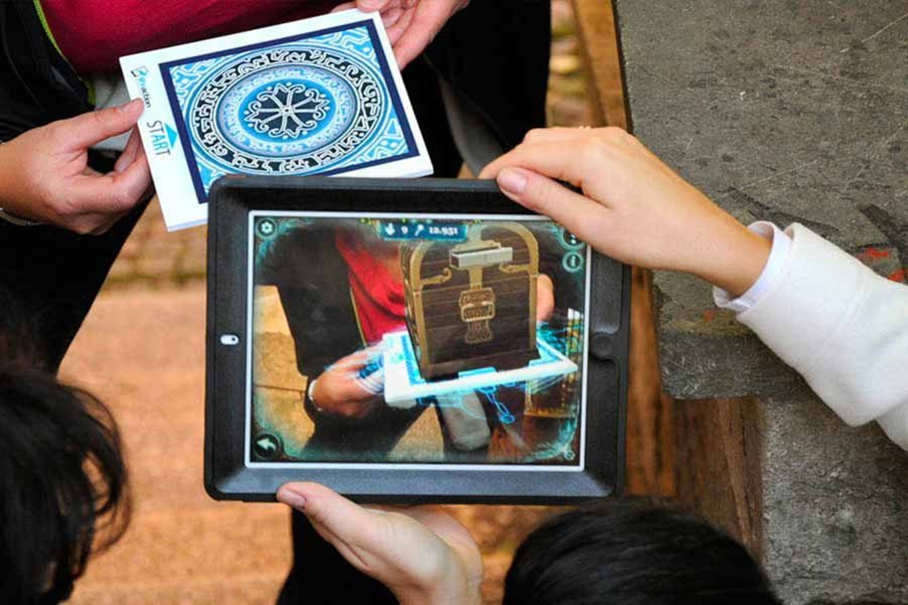 Escape Room Genève med deltagere, der bruger en tablet.