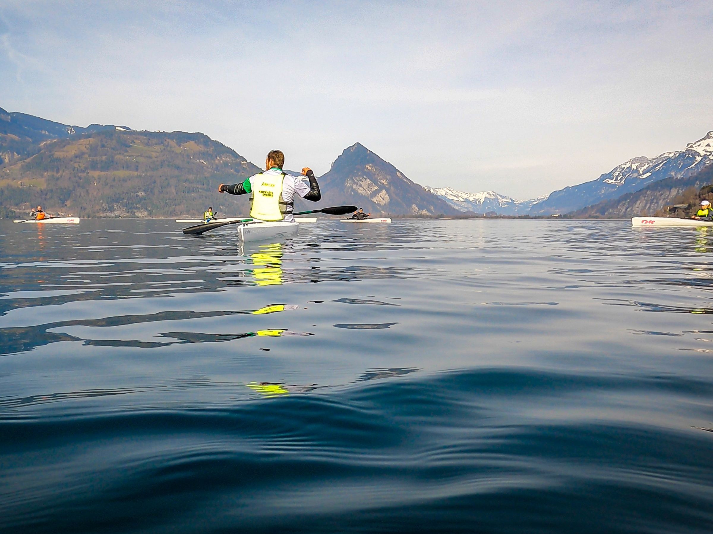 Cours de ski nautique sur le lac de Thoune avec une belle vue sur les montagnes et une nature magnifique.
