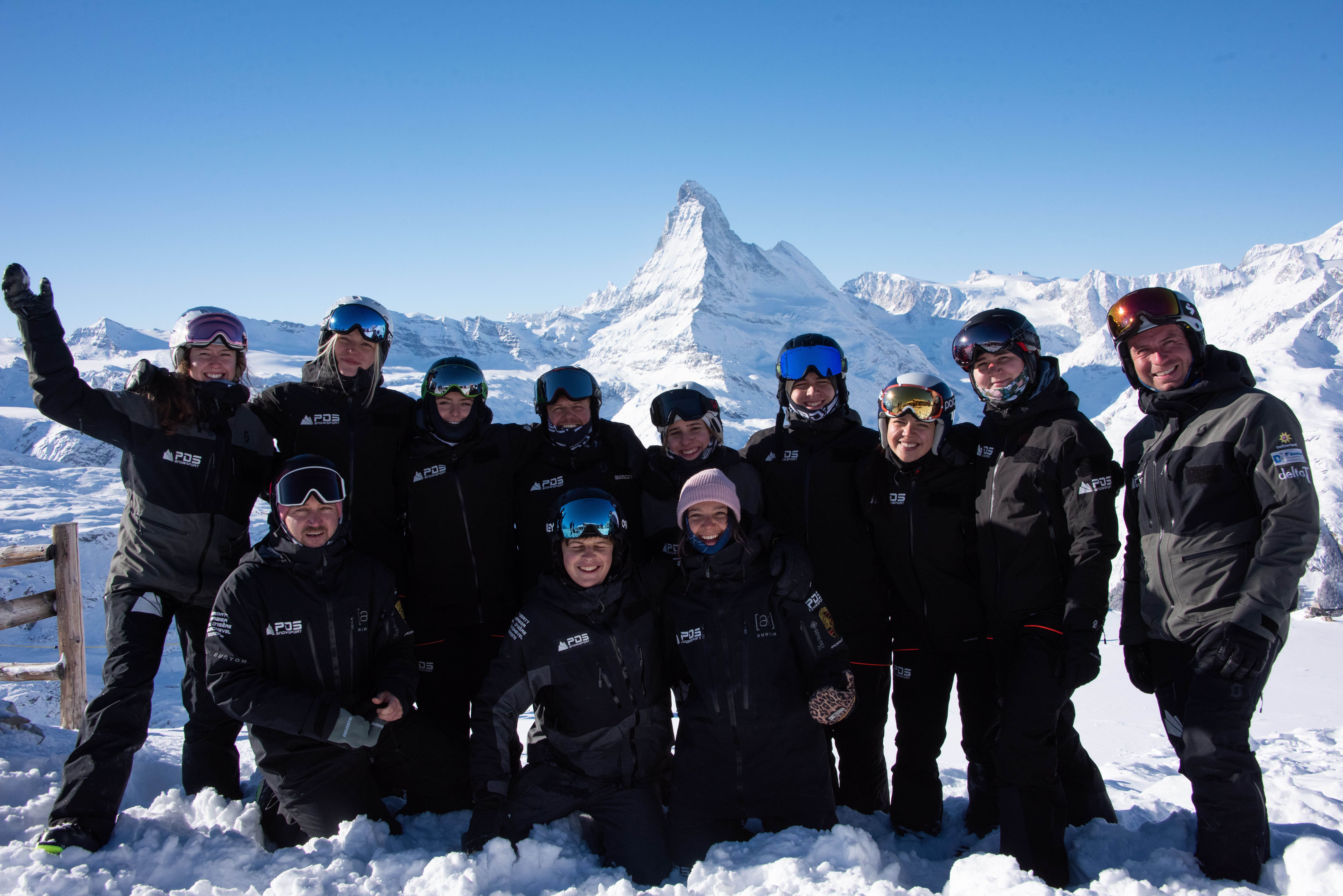 Clase de snowboard en Sunnegga con el equipo PDS en los Alpes. Diversión en la nieve 2023.