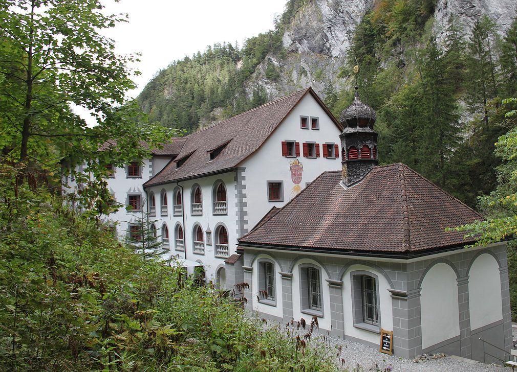 باد فافرس، مبنى تاريخي محاط بالأشجار والصخور