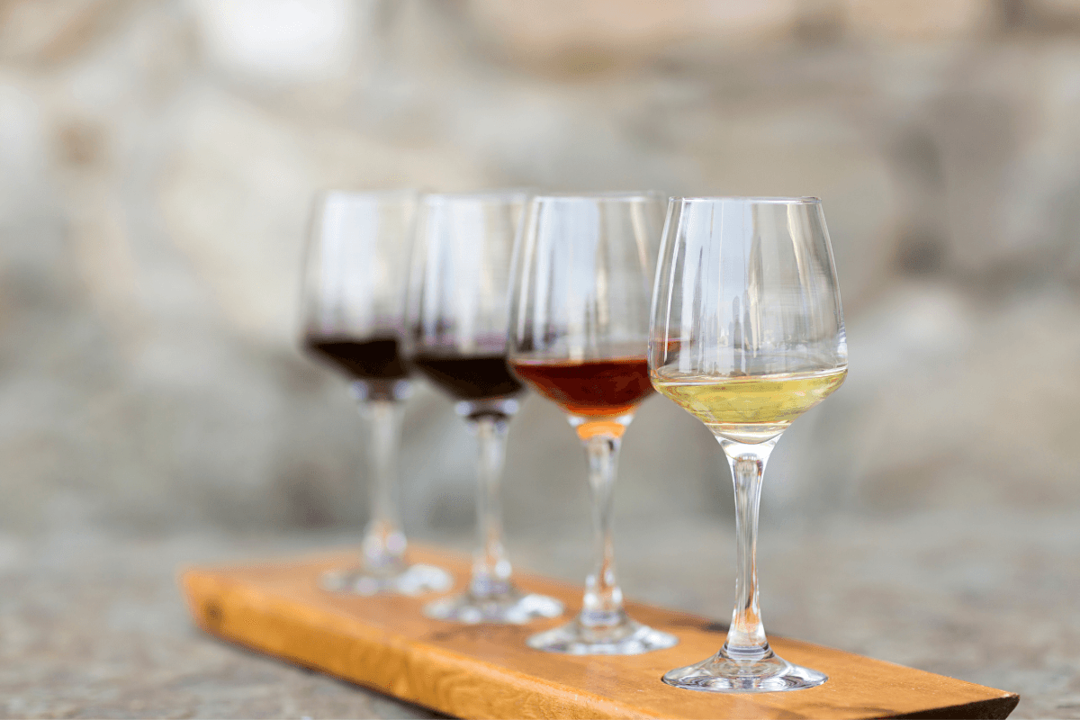 Pelancongan: temui wain berkualiti tinggi dalam gelas yang bergaya semasa sesi pencicipan wain di luar rumah.