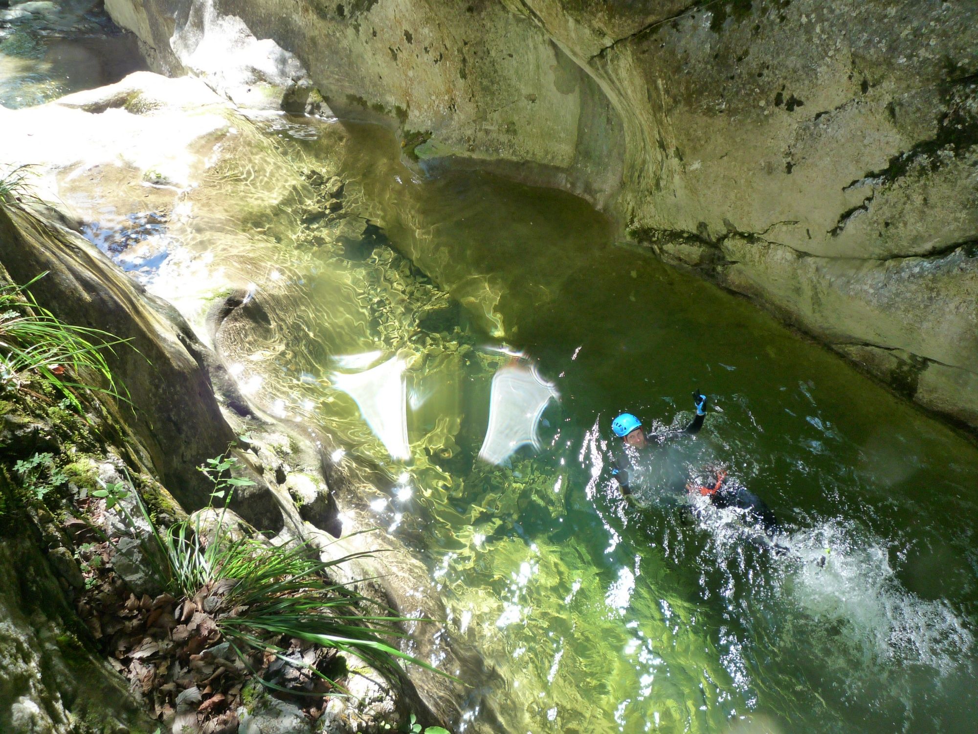 Canyoning in der Schlucht mit Wasser und Natur, ideales Abenteuer für Gruppen und Kinder.