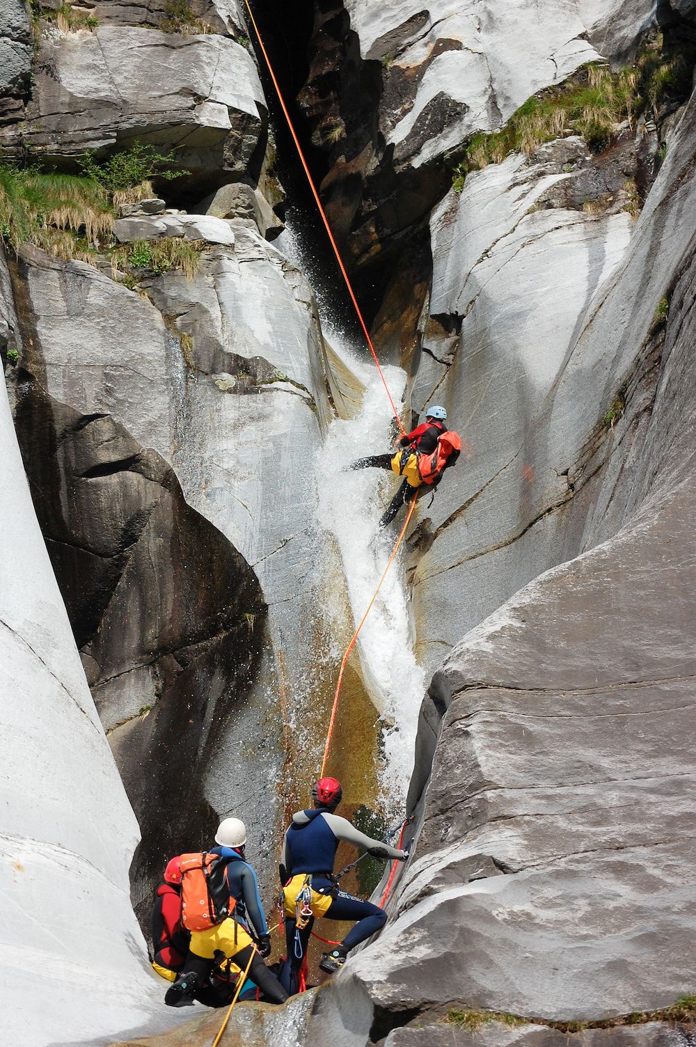 كانيونينغ: عيش تجربة مثيرة في نهر الارف، مثالية للفرق في جبال سويسرا.