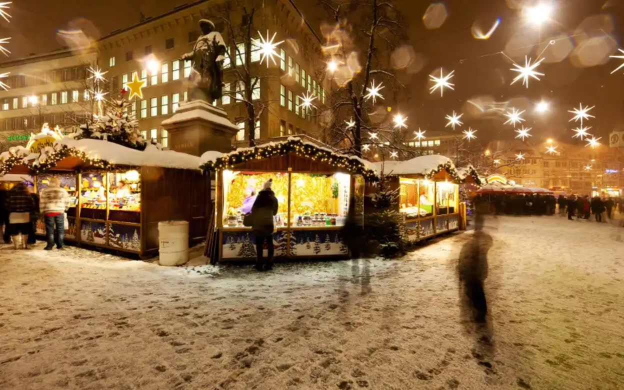 Pasar Natal St. Gallen dengan lampu-lampu meriah dan salju