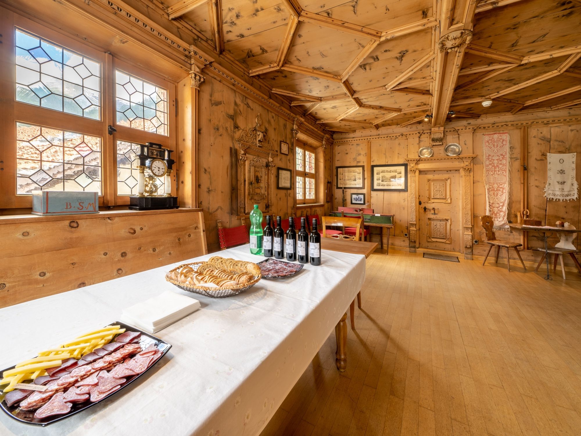 Dans l'intérieur de l'église Scuol, des boissons et des collations sont prêtes sur la table