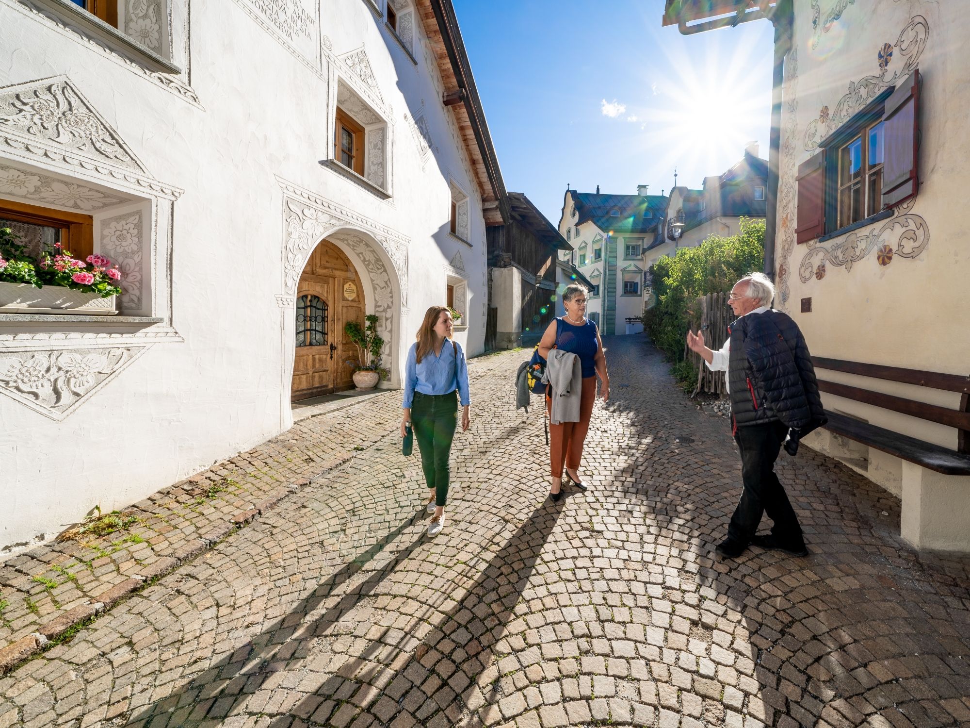Visite de village à Scuol avec promenade dans des ruelles pittoresques.