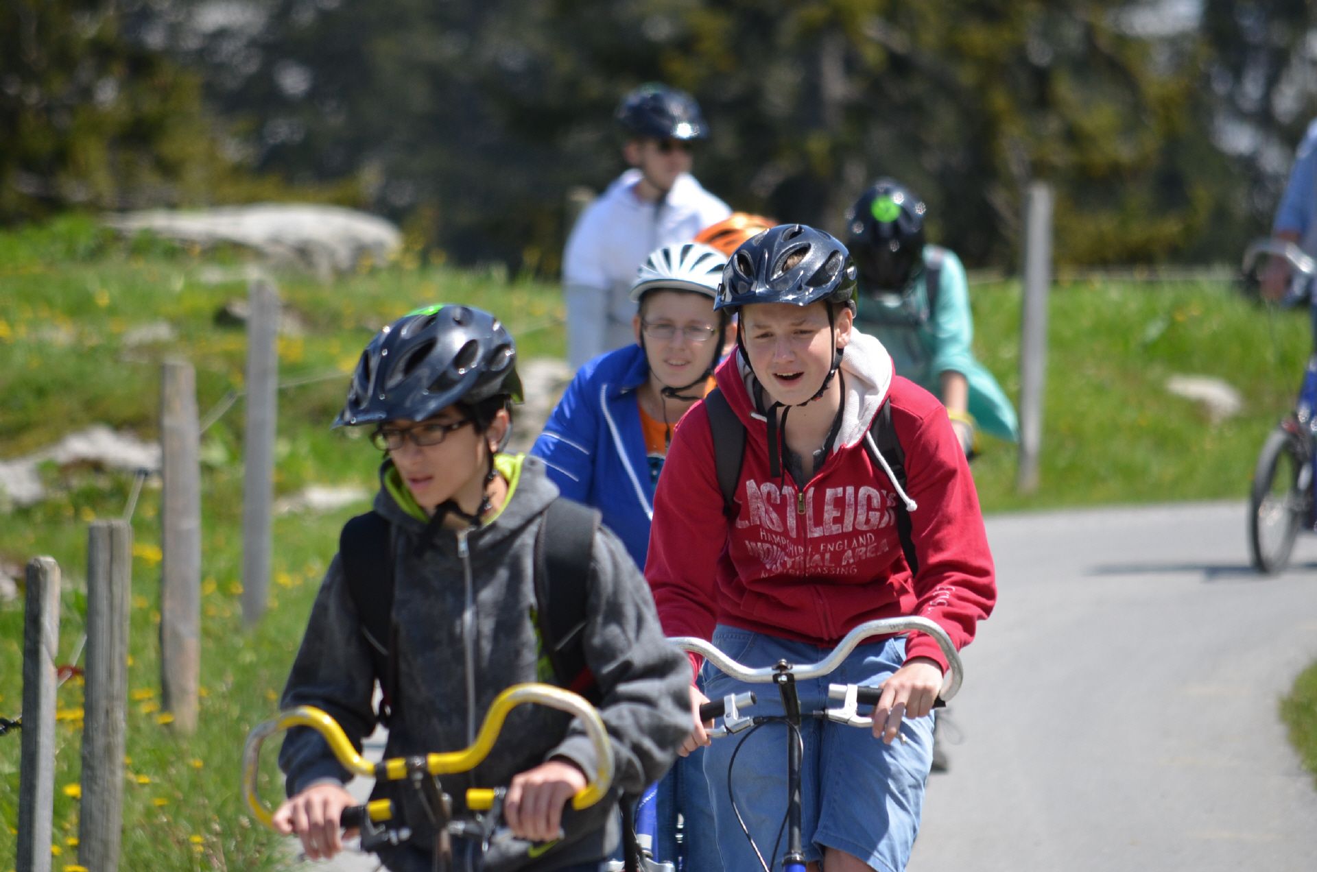 Trottiplausch Schweiz: Jugendliche fahren Fahrrad auf der Straße