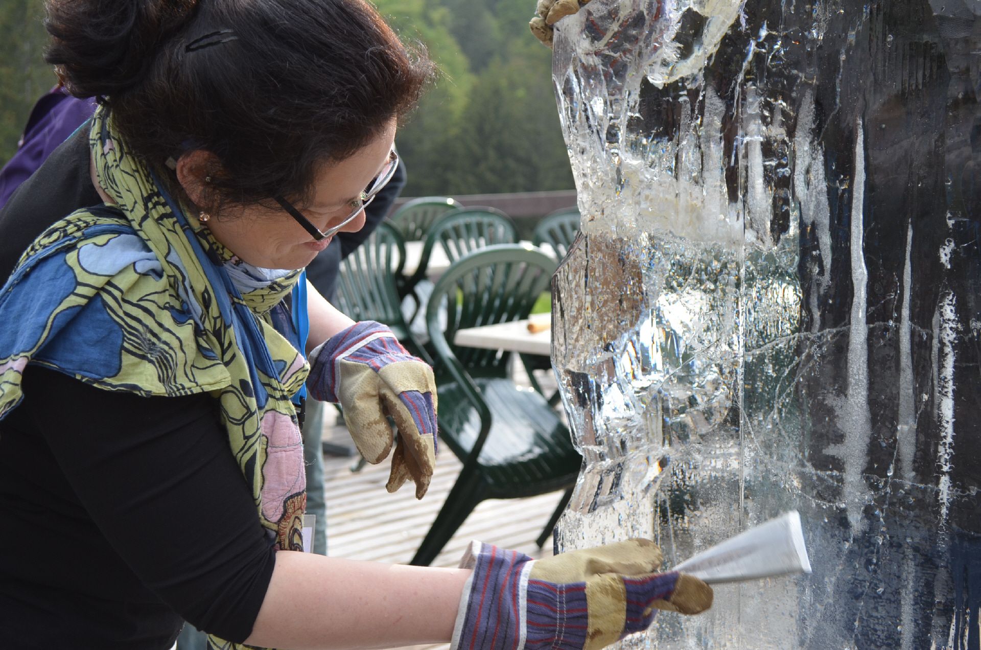 在瑞士的冰雕，女士使用工具塑造冰块