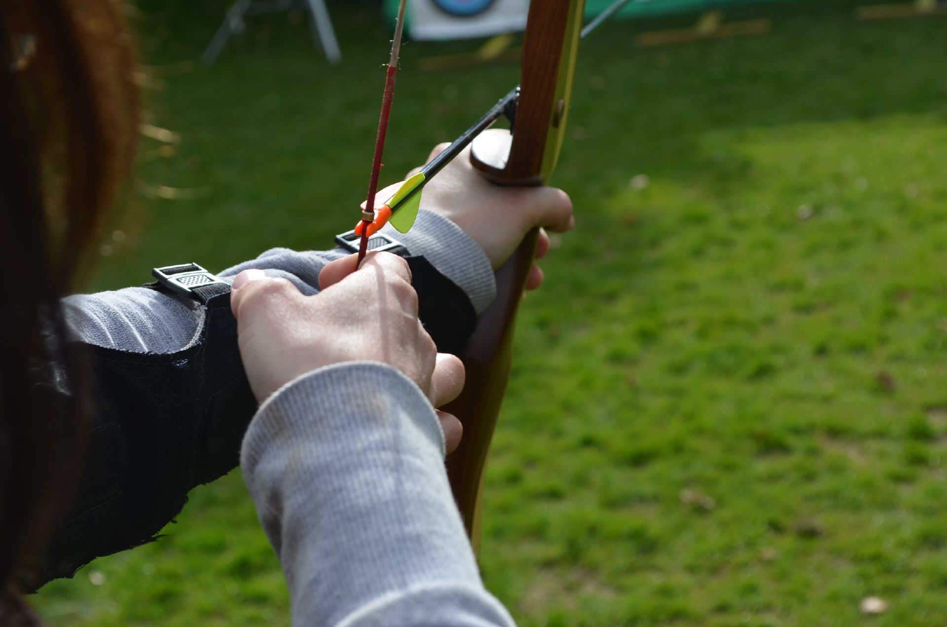Стрельба из лука на соревнованиях в Швейцарии, спортивная активность, лук и стрелы, зеленое поле