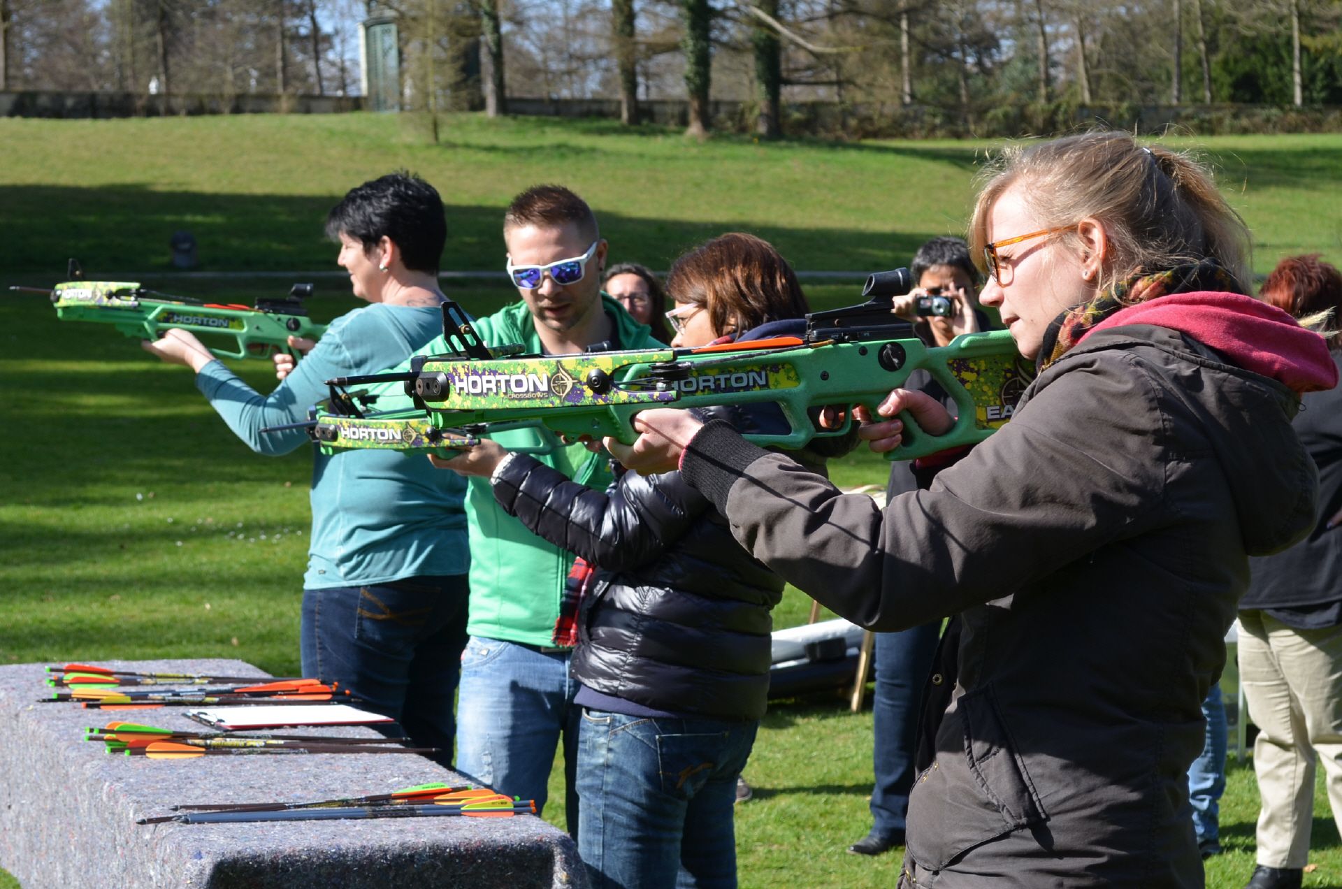 Соревнование по стрелковым соревнованиям в Швейцарии с участниками и спортивным оборудованием.