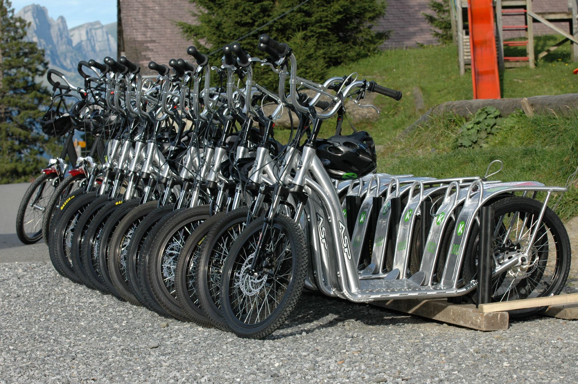 Tretroller beim Trottiplausch in der Schweiz, aufgestellt zur Nutzung, im Freien