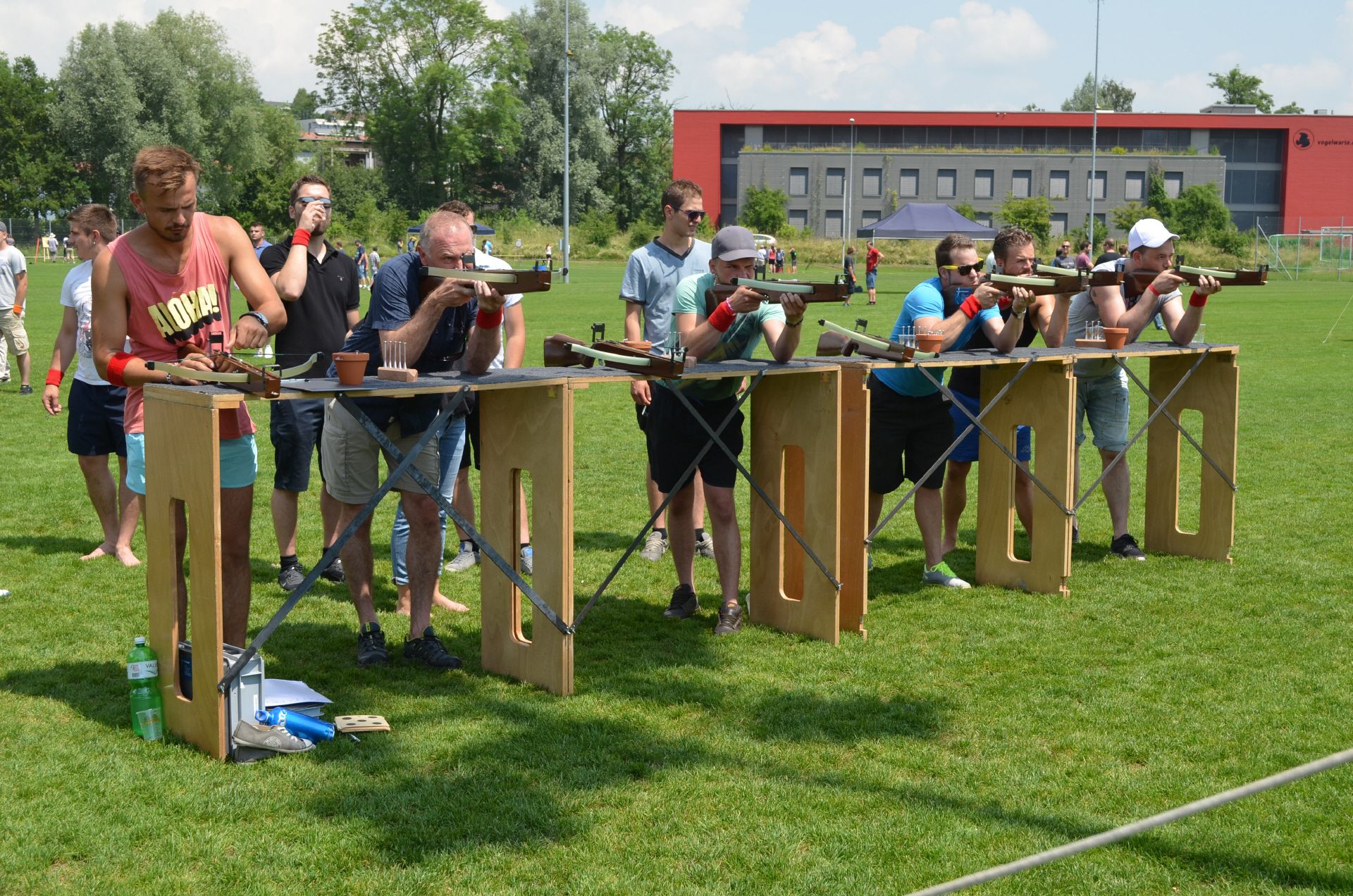 Соревнование по стрельбе из винтовки, участники, соревнуются на открытом воздухе