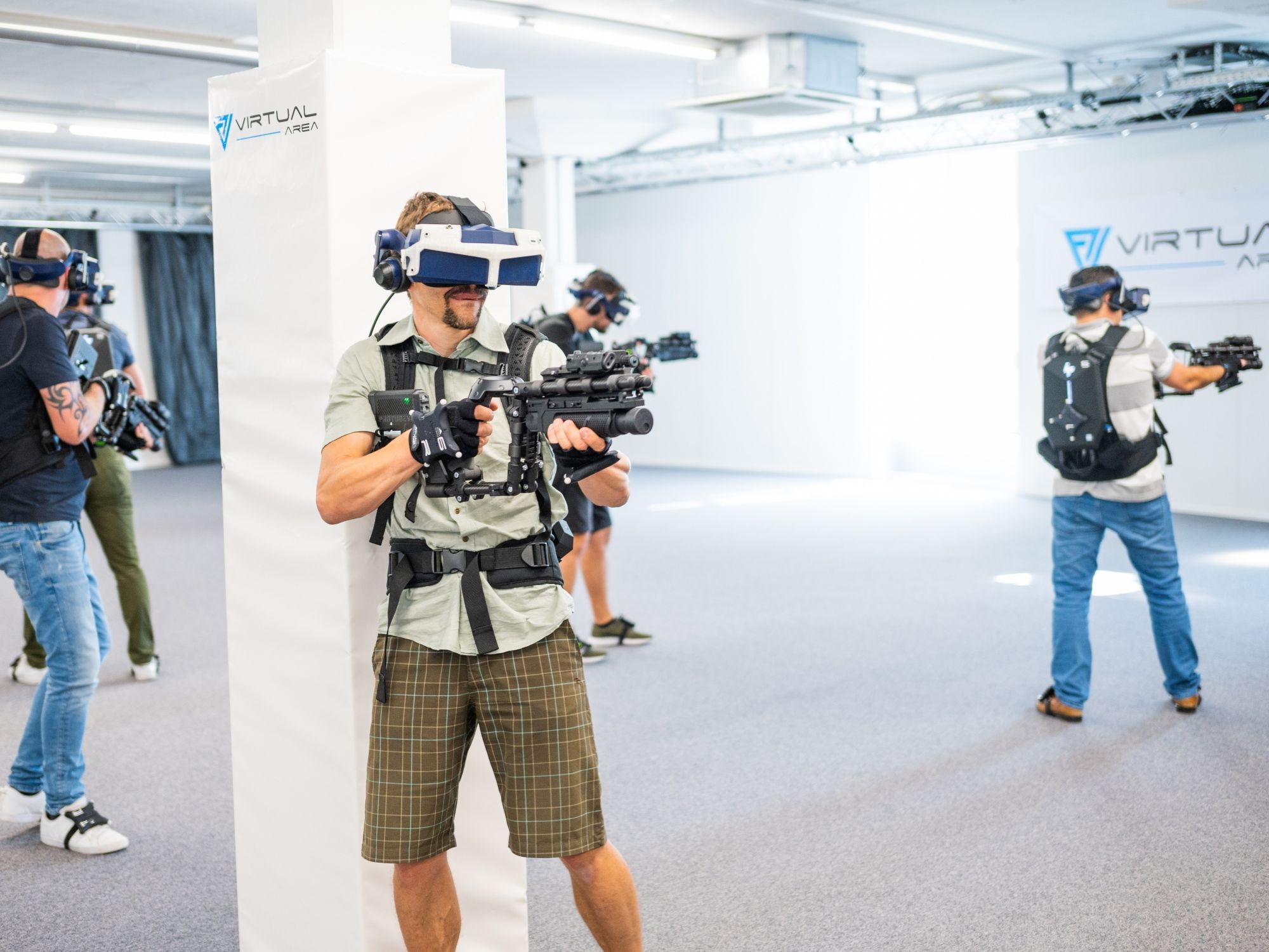 VRゲーム：モダンなゲーム体験ルームでエキサイティングなVRグループがゲームを楽しむ