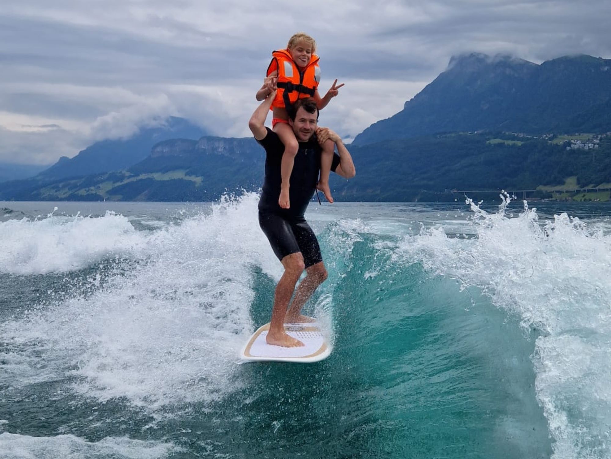 खेलकूद यात्रा: बच्चे के साथ पानी में नेविगेशन और खेलकूद