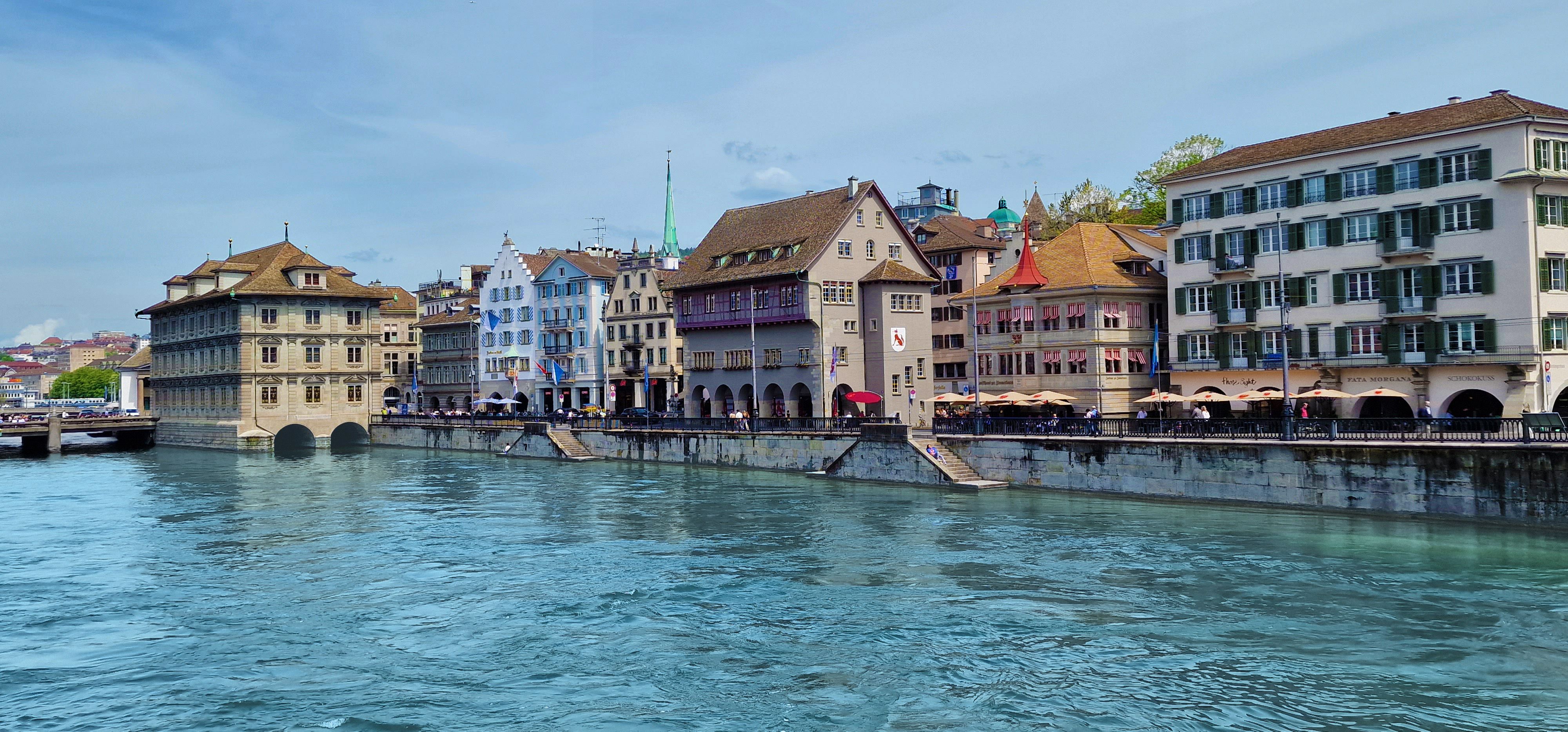 시내 투어: 역사적인 건물과 식당이 있는 물가의 취리히 구시가지 전망.