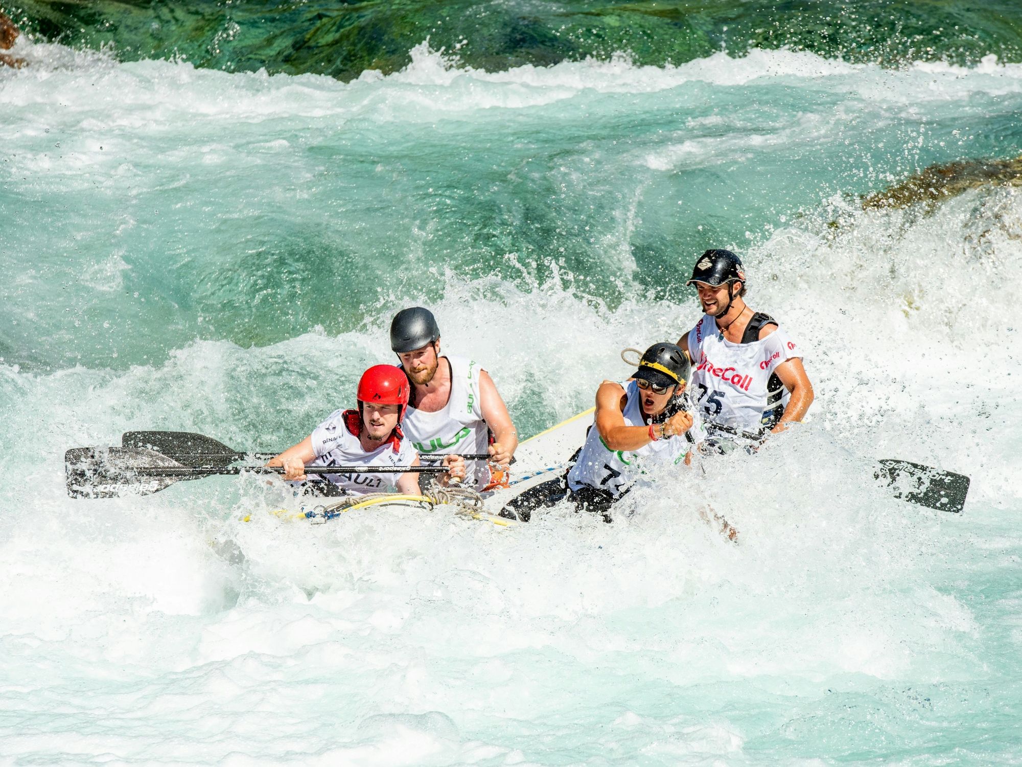 Vattenrafting: Upplev spänningen med kanotturer i naturen tillsammans med vänner.