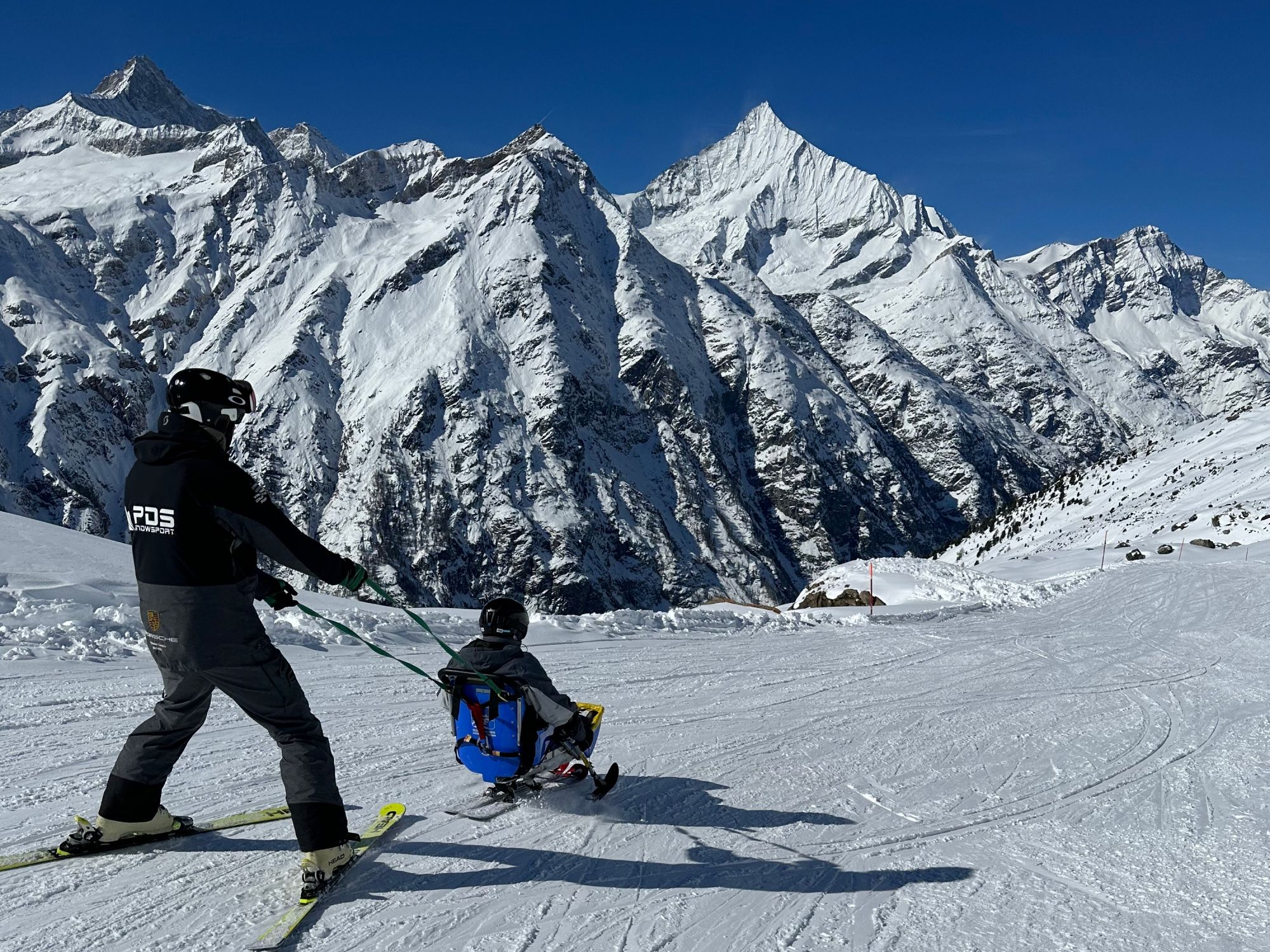 PDS Skiles: Skicursus voor kinderen en beginners in Zermatt, omringd door imposante bergen.