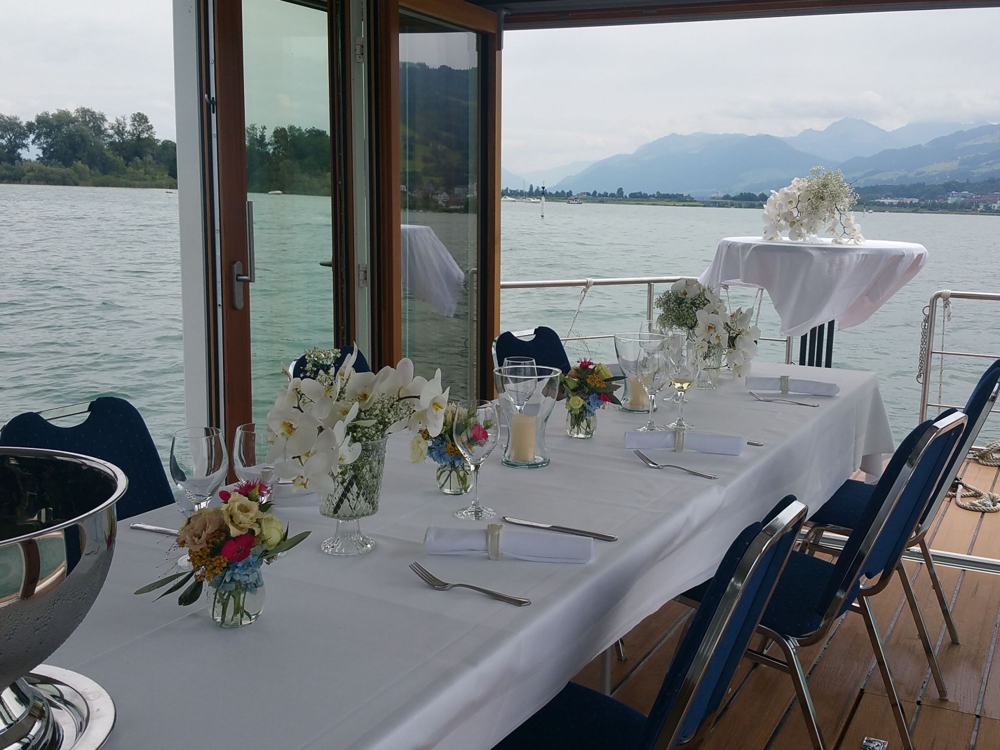 Eventfloss: Elegancki stół z kwiatami i widokiem na jezioro, idealny dla grup i przyjęć