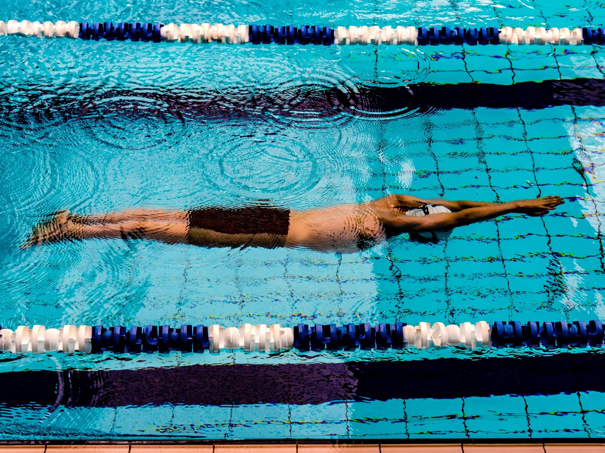 Simning i simbassängen med Fitpass för aktiva stunder i vattnet.