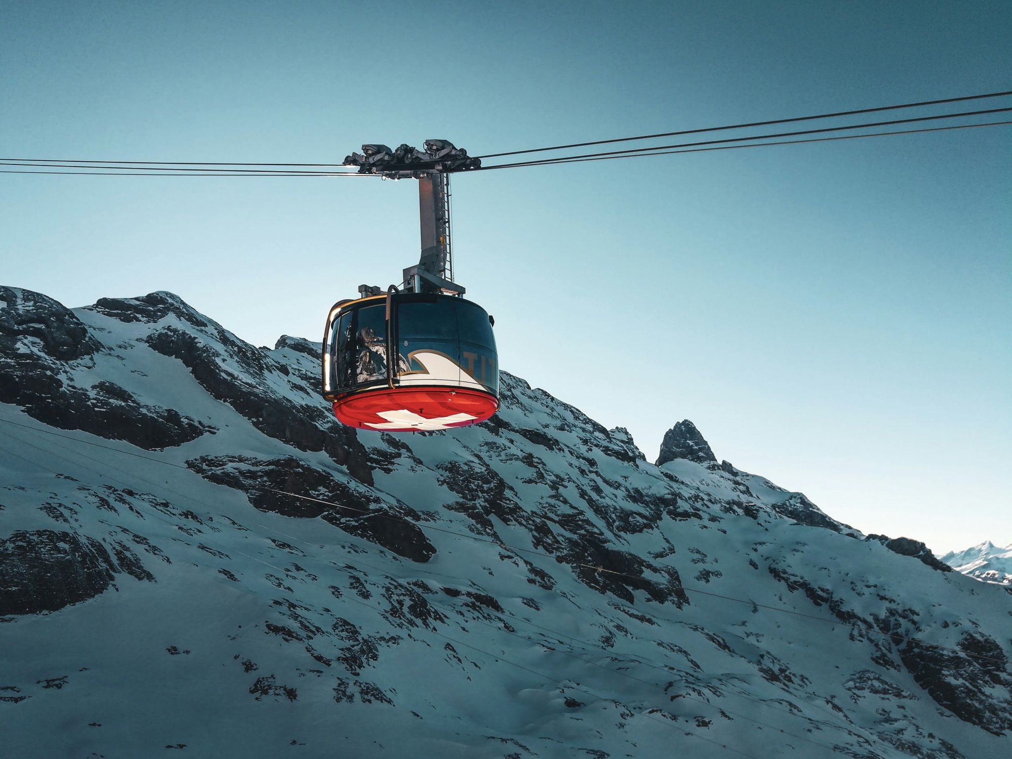 Titlis: Rotair Seilbahn führt durch beeindruckende Winterlandschaft in der Schweiz.