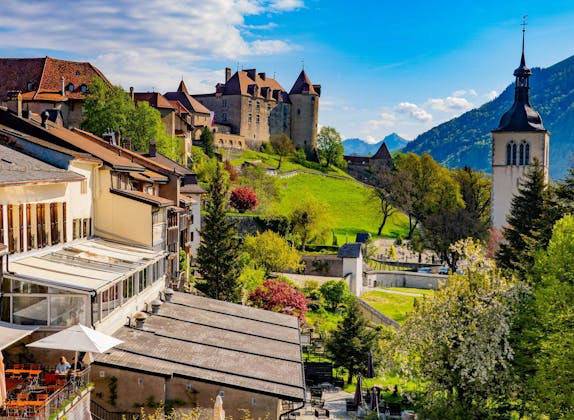 Gruyère: malerisk by med slot, perfekt til en dagstur i det smukke Schweiz.