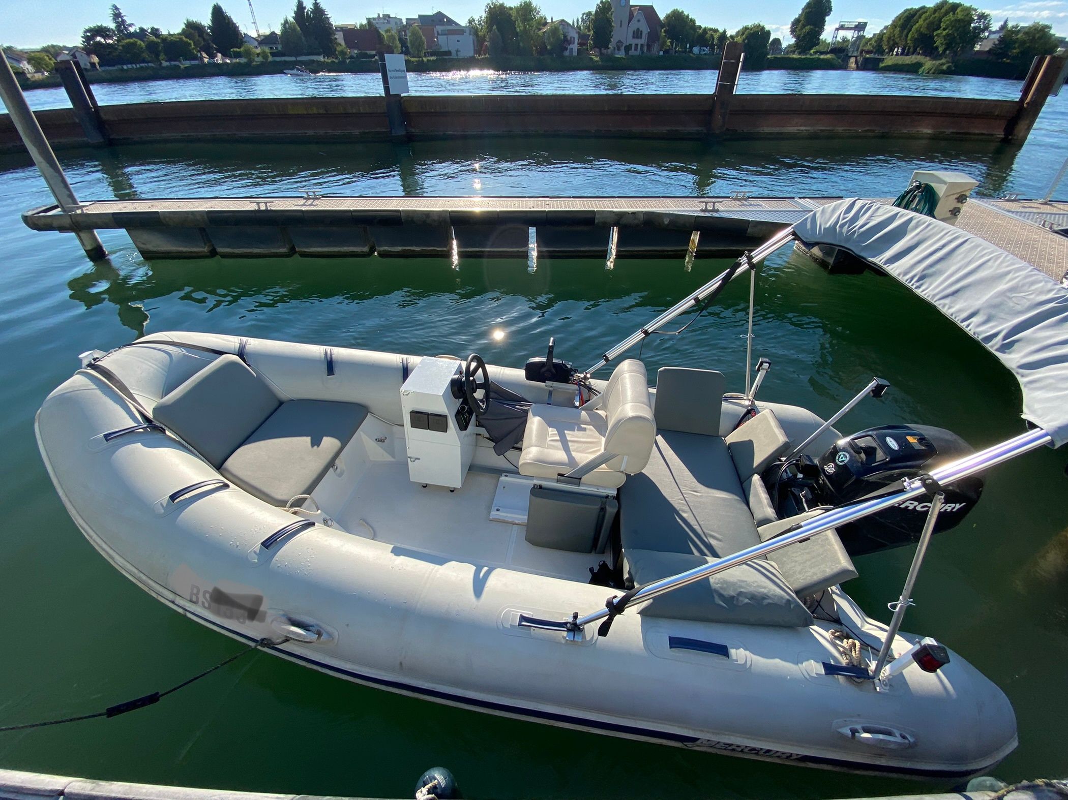 Paseo en bote: Disfruta de un tiempo relajante en el agua con amigos y la hermosa naturaleza de fondo.