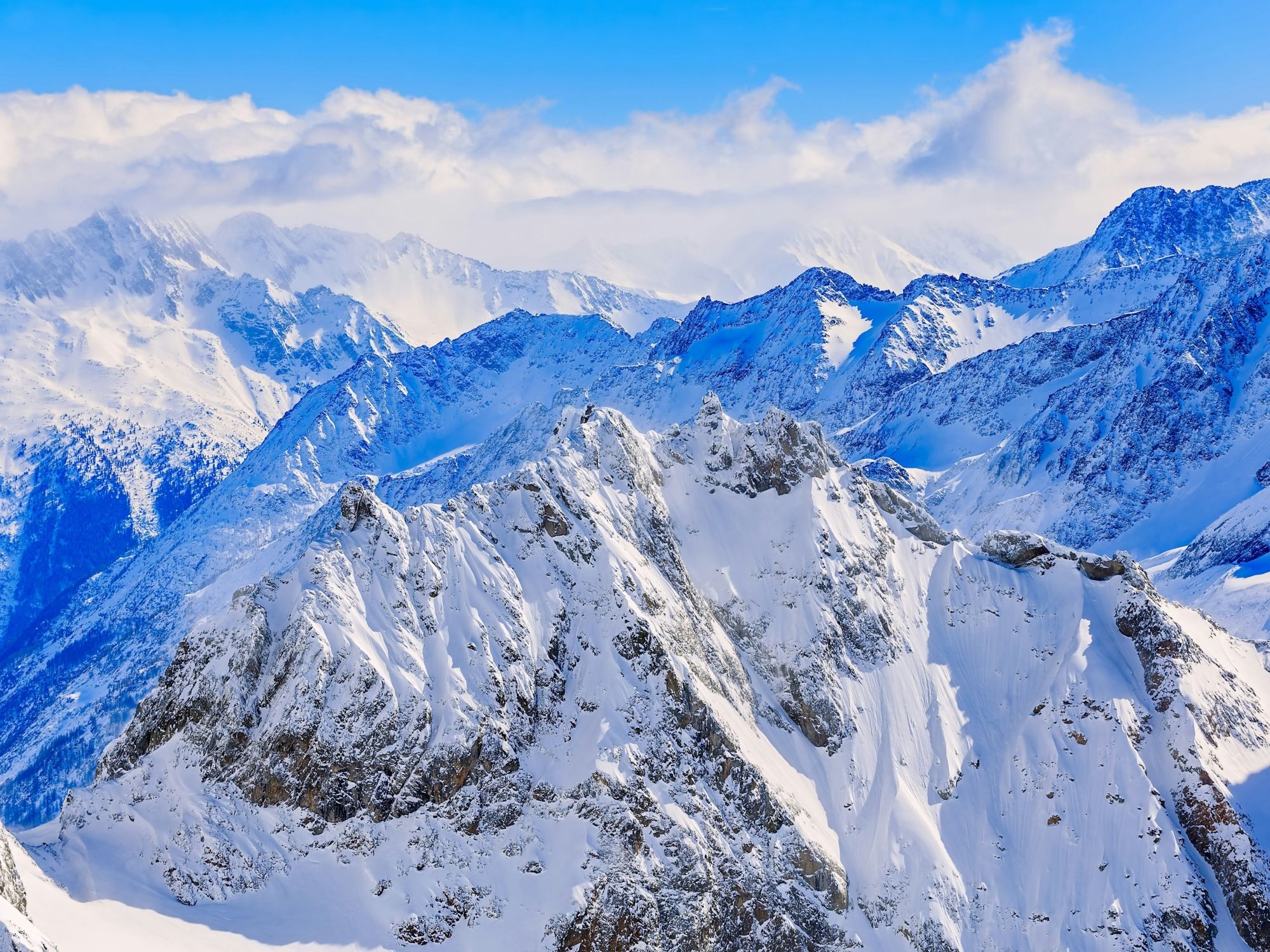 Titlis: beeindruckende Winterlandschaft mit schneebedeckten Bergen im Schweizer Alpengebiet.